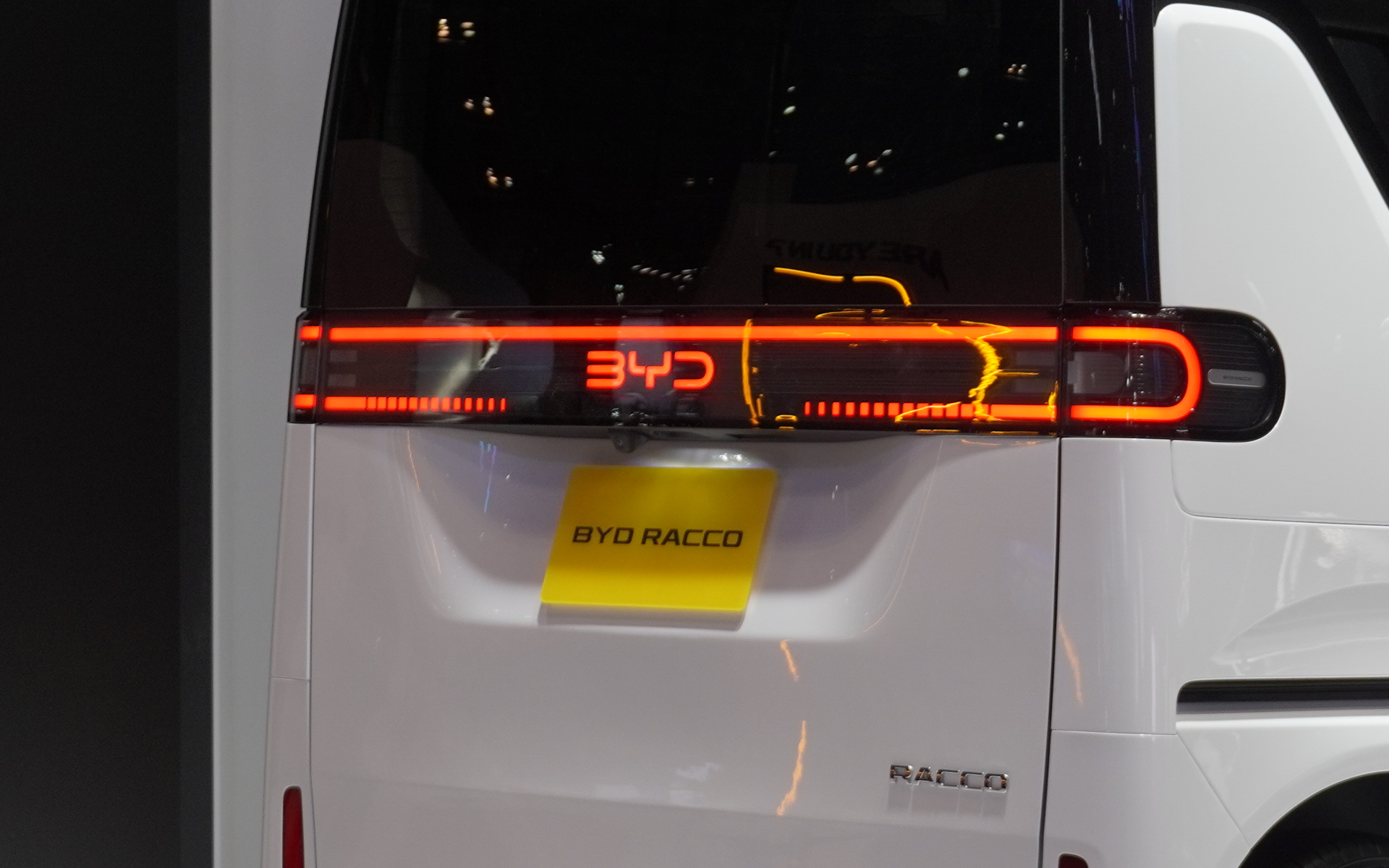 リア部分。展示用のナンバープレートは黄色