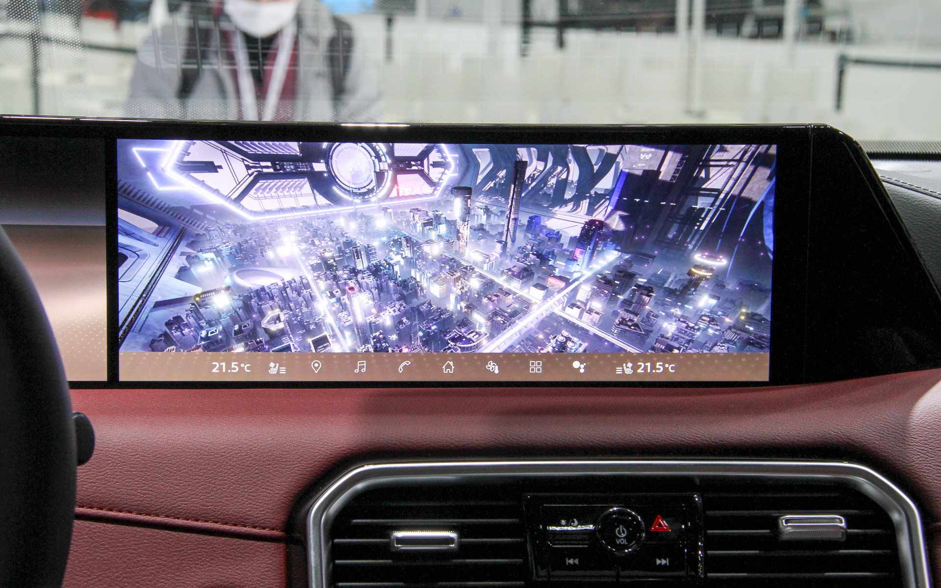 ジャパンモビリティショーの会場ではパトロールへの乗り込みも可能。「Klipsch」の12スピーカーサウンドシステムにも注目