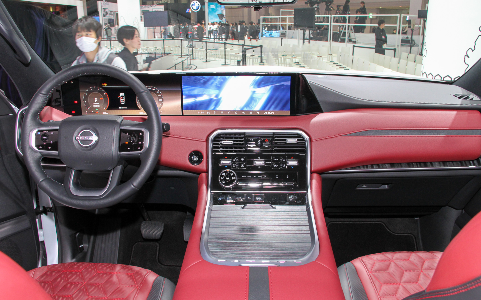 ジャパンモビリティショーの会場ではパトロールへの乗り込みも可能。「Klipsch」の12スピーカーサウンドシステムにも注目