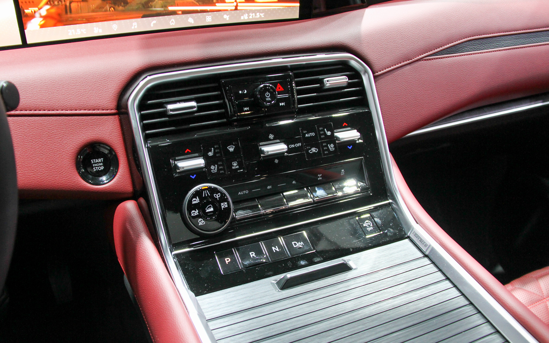 ジャパンモビリティショーの会場ではパトロールへの乗り込みも可能。「Klipsch」の12スピーカーサウンドシステムにも注目