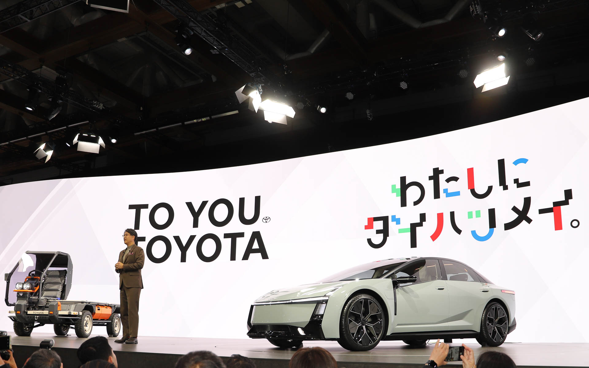 南展示棟の“自称”トヨタグループ館のトヨタブースで、トヨタ自動車株式会社 代表取締役社長 佐藤恒治氏がトヨタとダイハツのプレゼンテーションを実施した