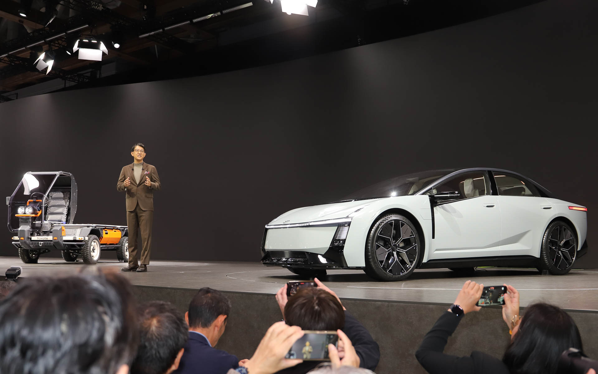 カローラを紹介する佐藤社長