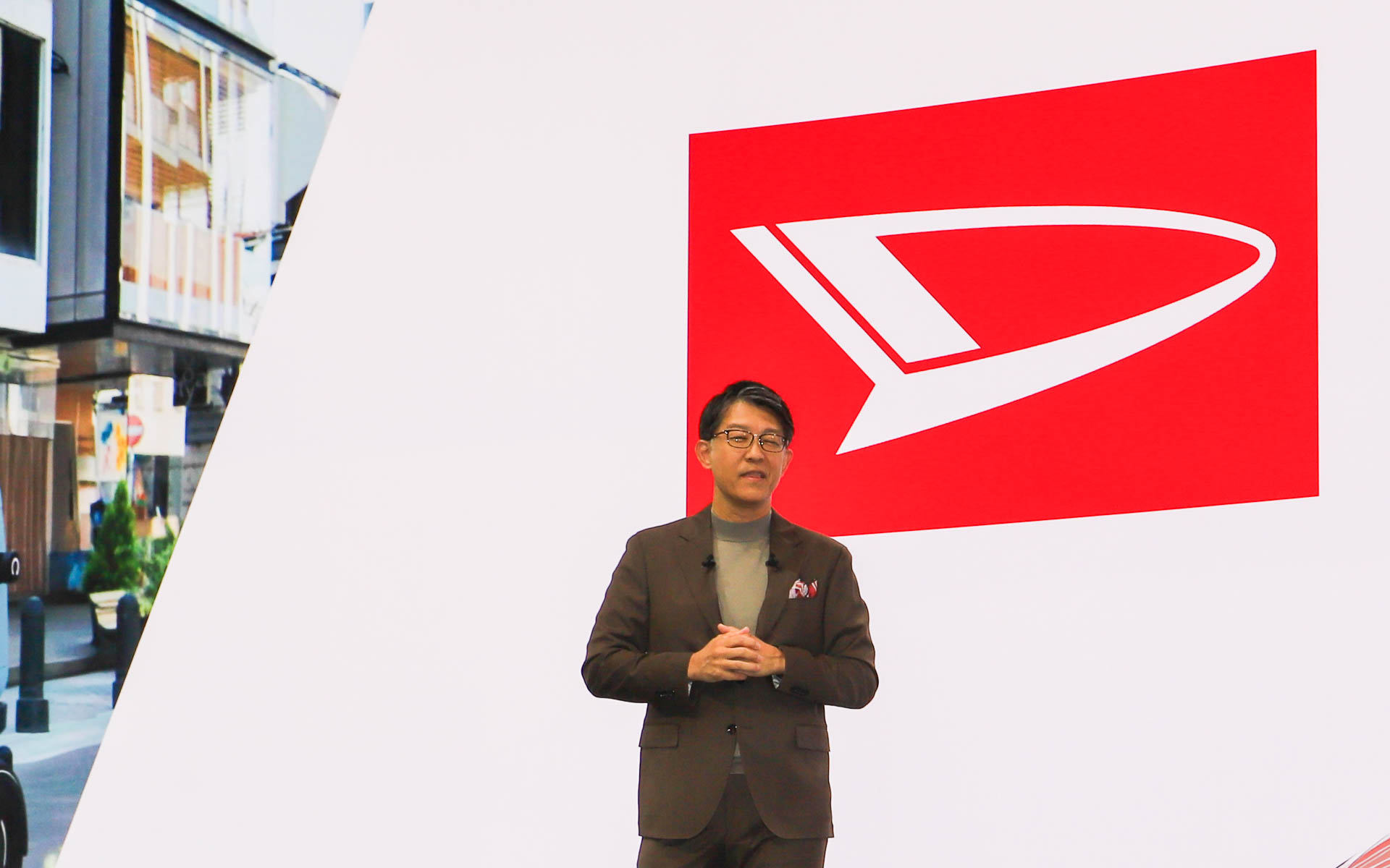 ダイハツについてのプレゼンテーションを行なう佐藤社長