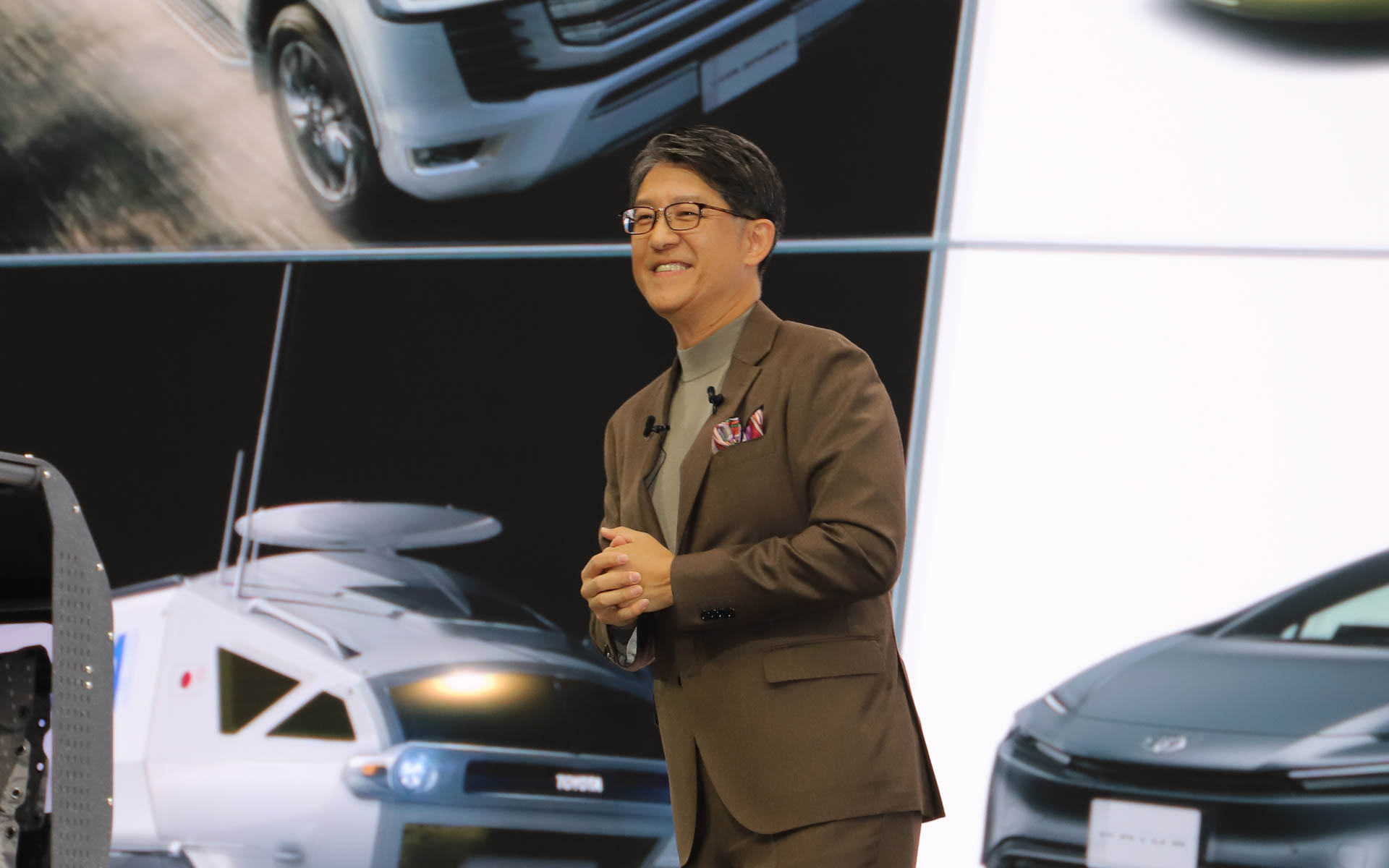 「あなた」のためのもっといいクルマをつくるため、発明に挑戦し続けていきたいと笑顔で語った佐藤社長