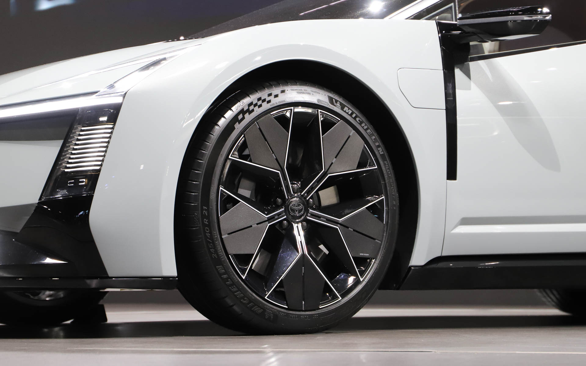 COROLLA CONCEPTは伸びやかなプロポーションが特徴的