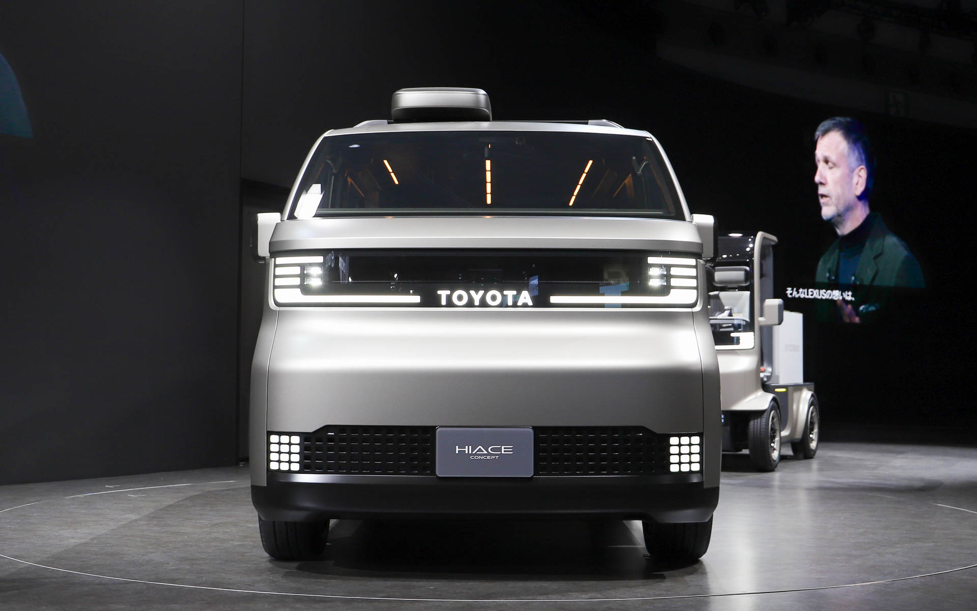 HIACE CONCEPTはBピラーに「こんにちは」や「Hello」など、さまざまな言語でのあいさつが表示されていた