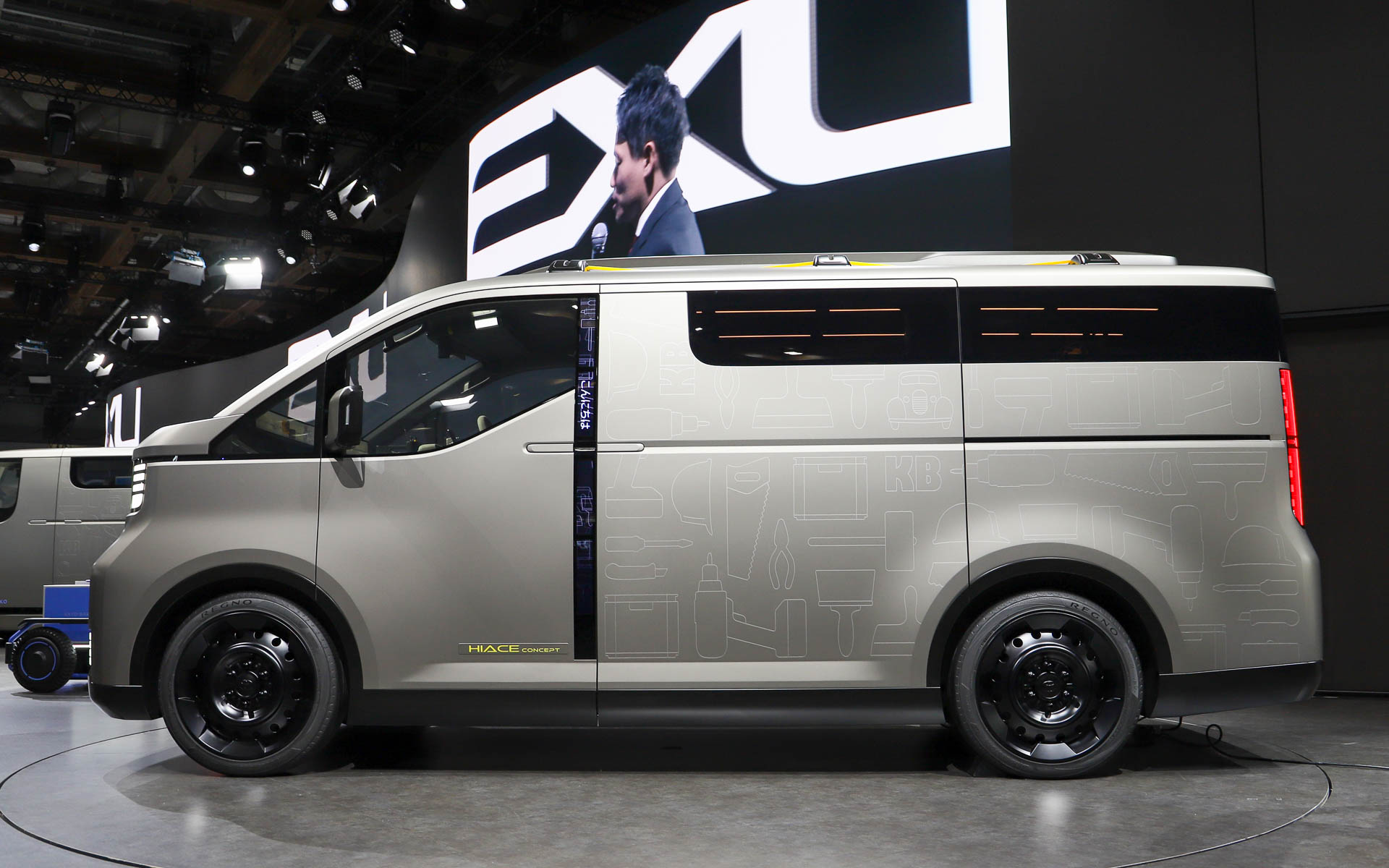 HIACE CONCEPTはBピラーに「こんにちは」や「Hello」など、さまざまな言語でのあいさつが表示されていた