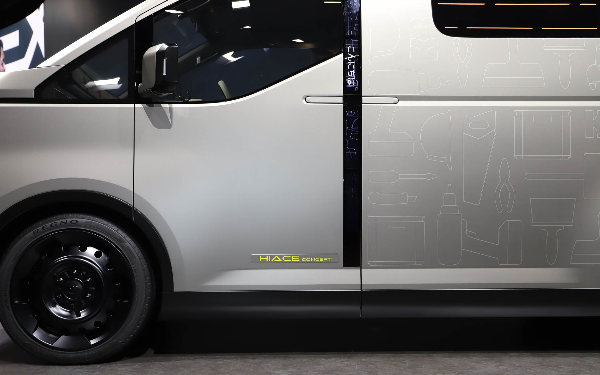 HIACE CONCEPTはBピラーに「こんにちは」や「Hello」など、さまざまな言語でのあいさつが表示されていた