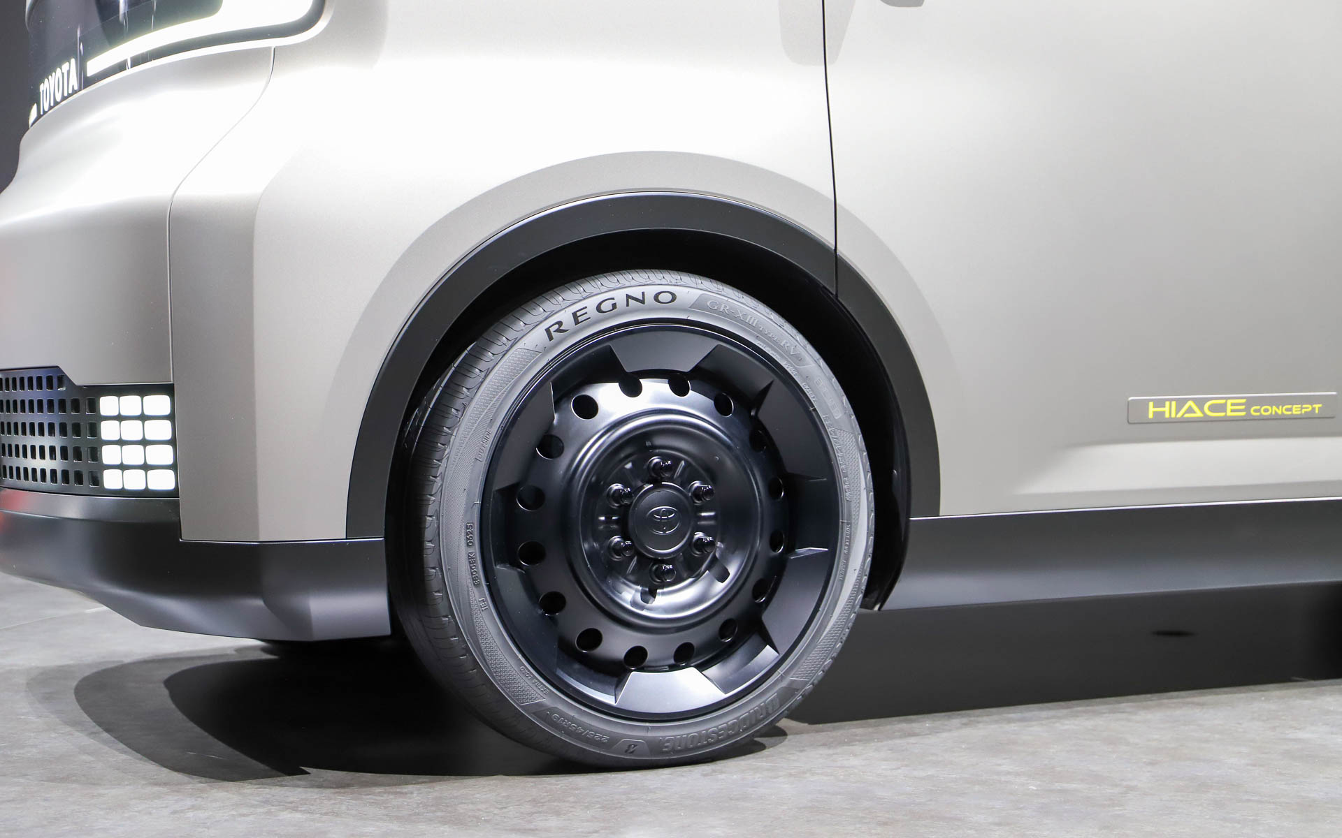 HIACE CONCEPTはBピラーに「こんにちは」や「Hello」など、さまざまな言語でのあいさつが表示されていた