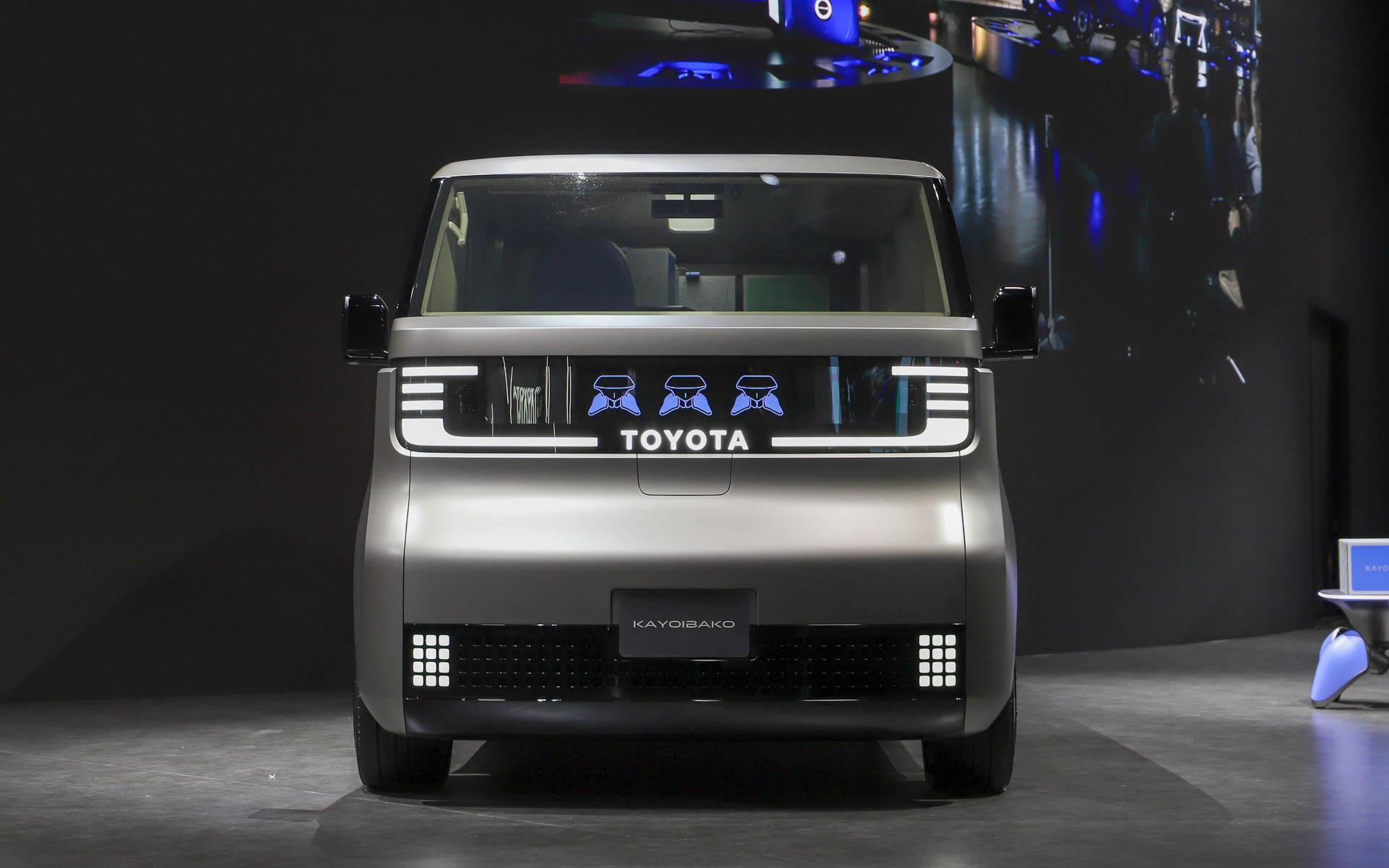 フロントにはディスプレイが埋め込まれていて、かわいいアニメーションを表示していた