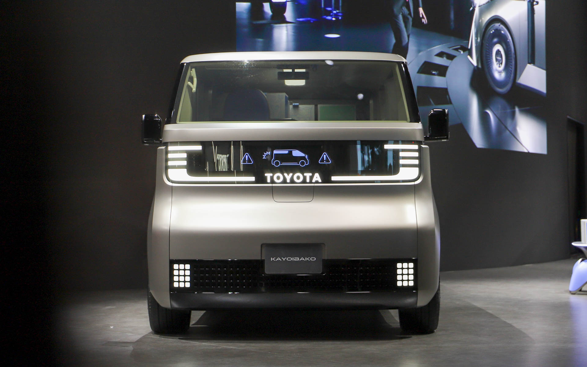 フロントにはディスプレイが埋め込まれていて、かわいいアニメーションを表示していた