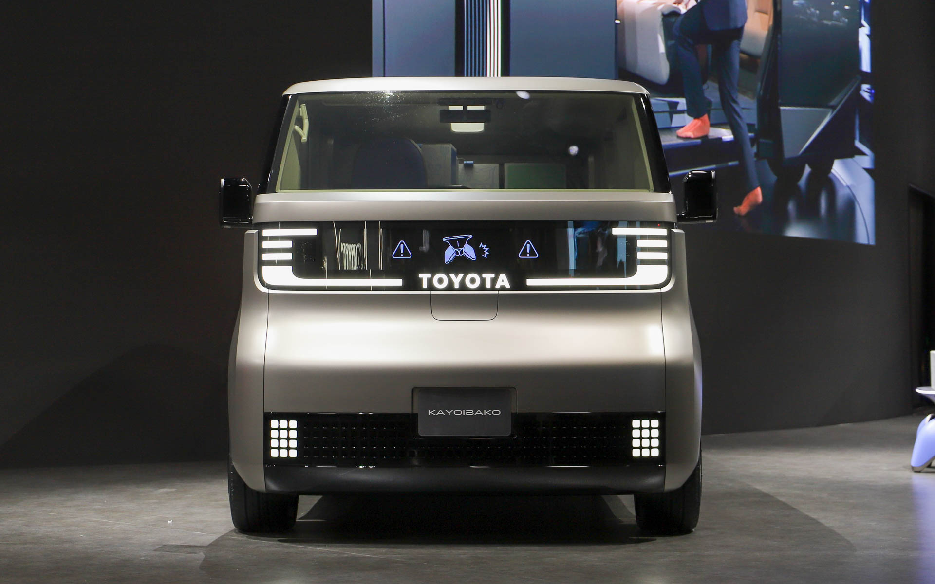 フロントにはディスプレイが埋め込まれていて、かわいいアニメーションを表示していた