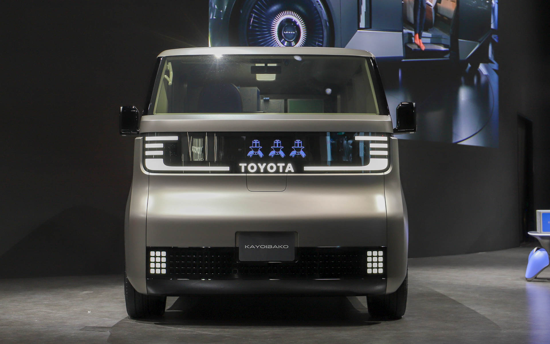 フロントにはディスプレイが埋め込まれていて、かわいいアニメーションを表示していた