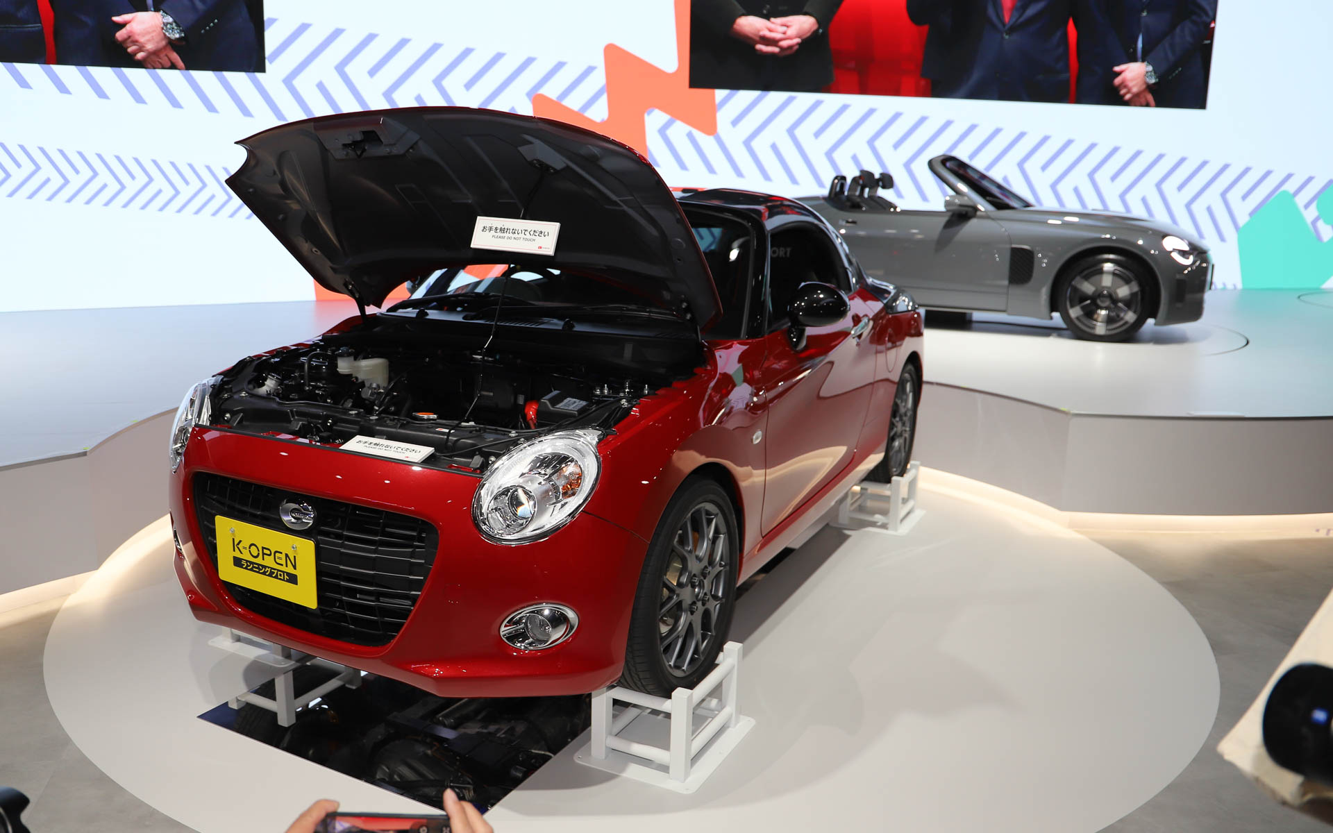 K-OPENの車体下に鏡を設置し、下まわりが見られるようになっている