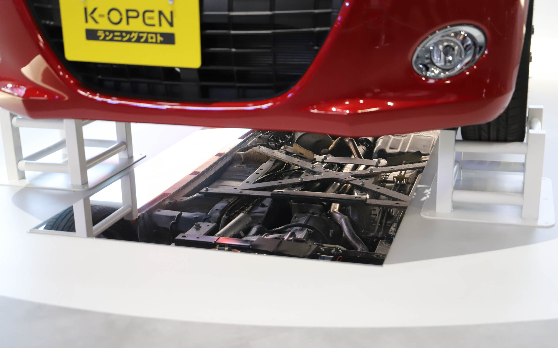 K-OPENの車体下に鏡を設置し、下まわりが見られるようになっている