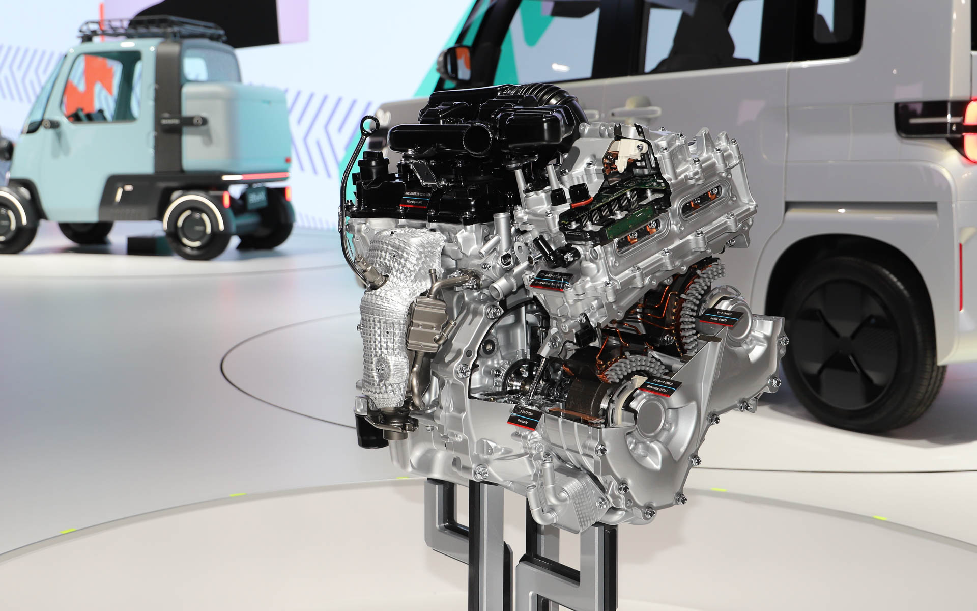 ダイハツ第2世代のシリーズハイブリッドシステム「e-SMART HYBRID」のモックも展示されていた