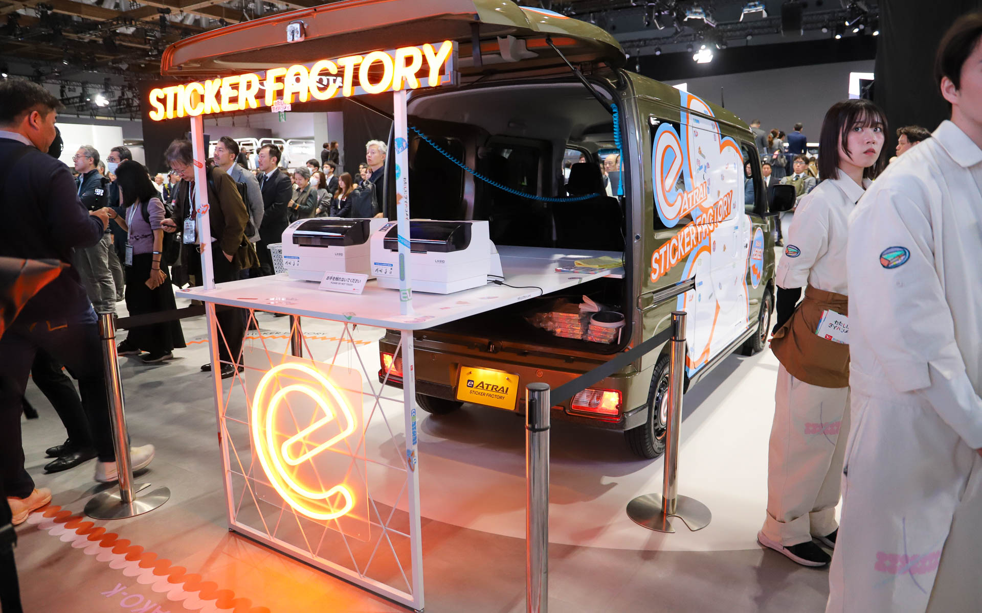 e-ATRAIにステッカーを貼り付けてデコレーションできる。さらに、コンセプトモデルのステッカーもランダムでプレゼント