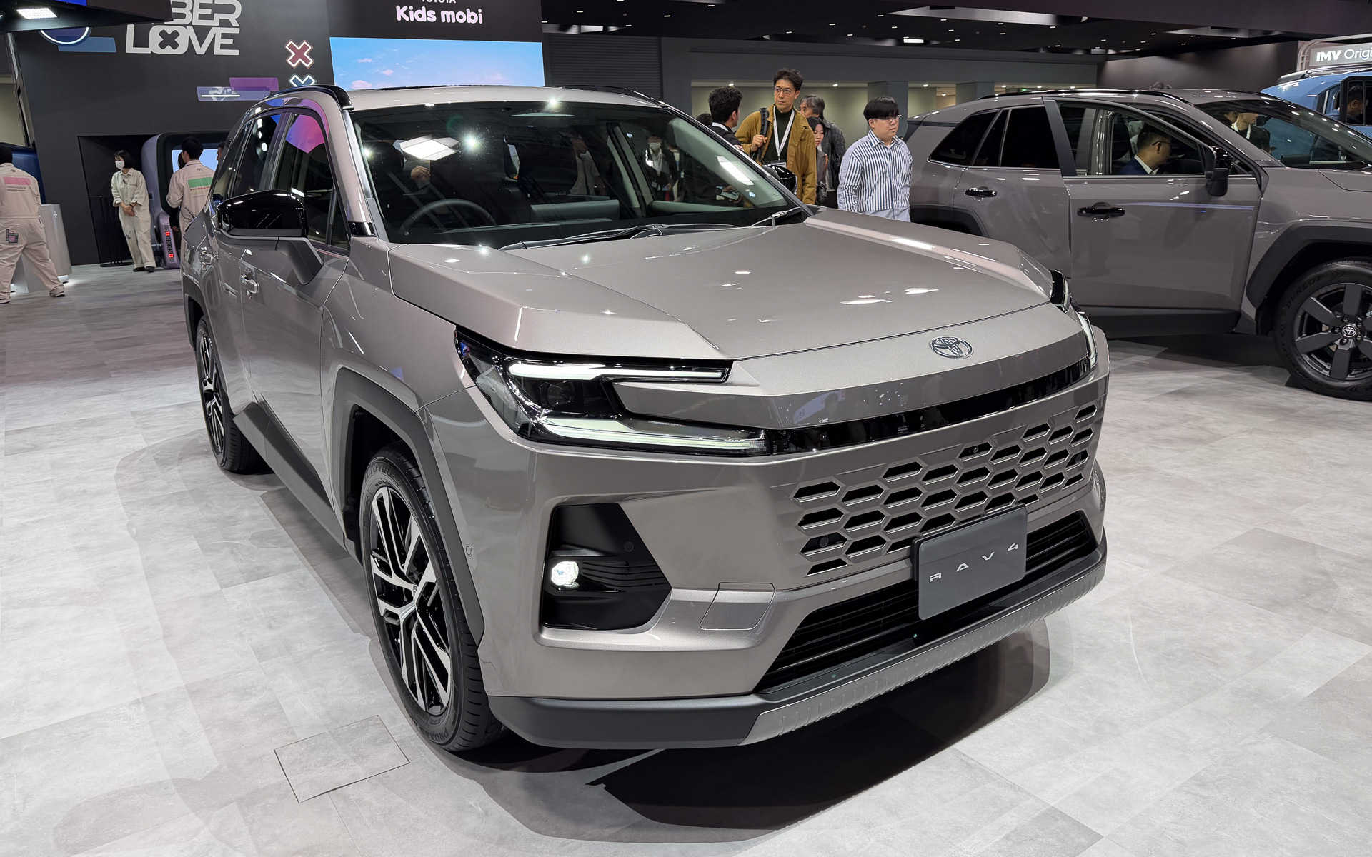次世代車となる新型RAV4 コア。日本仕様のステアリング位置になっている