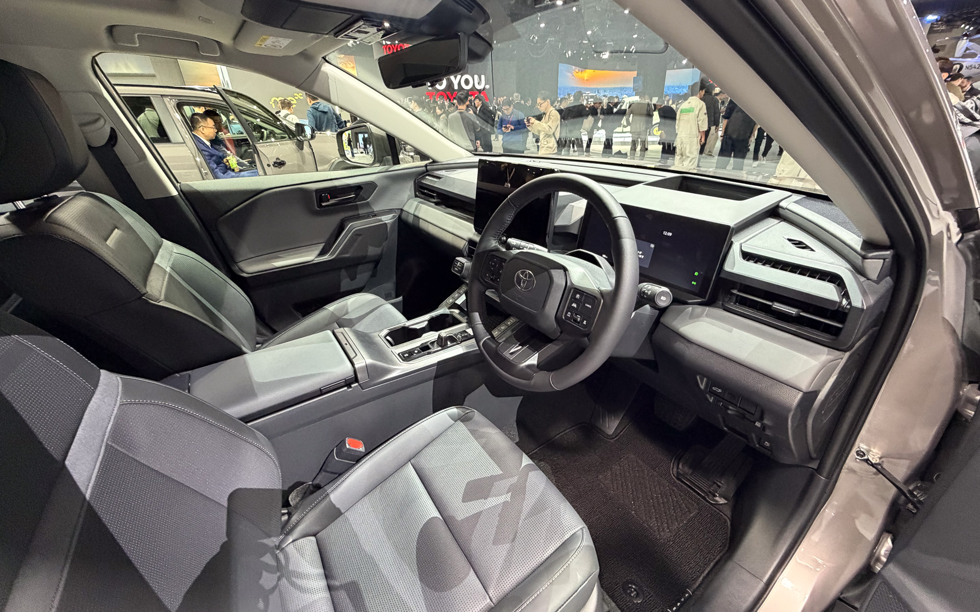 新型RAV4コアのコクピット。IVIにアリーンを採用した新しいデザイン