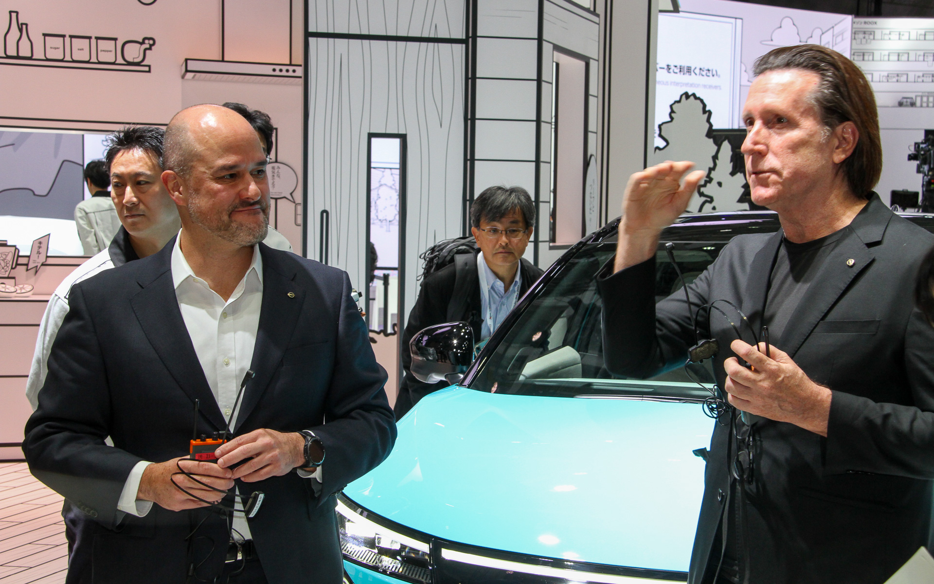 日産のプレスカンファレンス前に、イヴァン・エスピノーサCEOとグローバルデザイン担当執行職のアルフォンソ・アルバイサ氏は社員向けに展示内容について解説するツアーを実施。楽しそうに紹介していたエスピノーサCEOが印象的だった