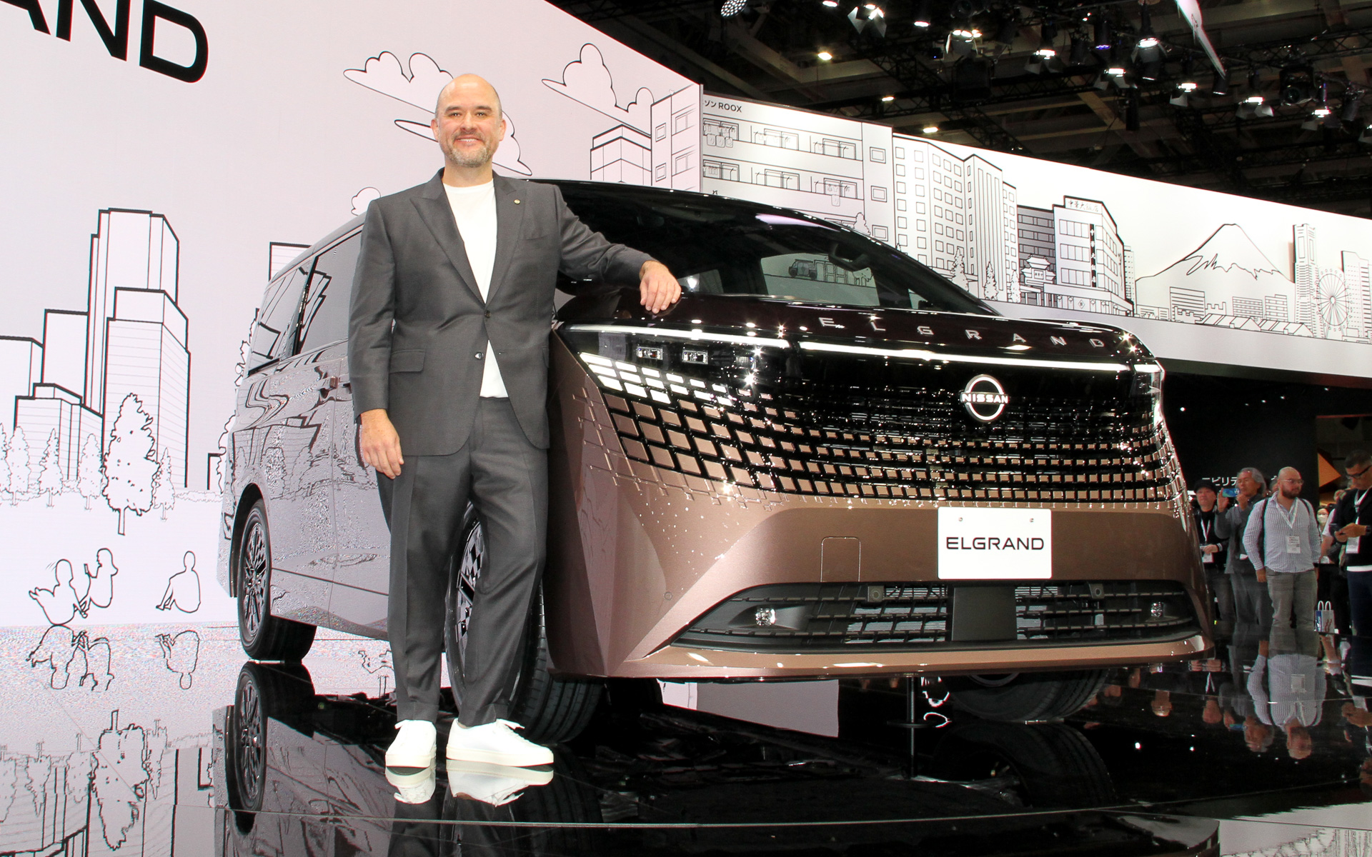新型「エルグランド」と日産自動車株式会社 代表執行役社長兼最高経営責任者（CEO）のイヴァン・エスピノーサ氏