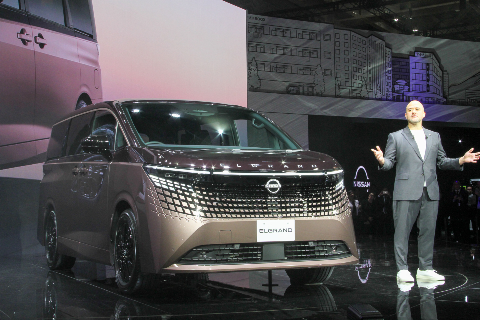 新型エルグランドを紹介するイヴァン・エスピノーサCEO