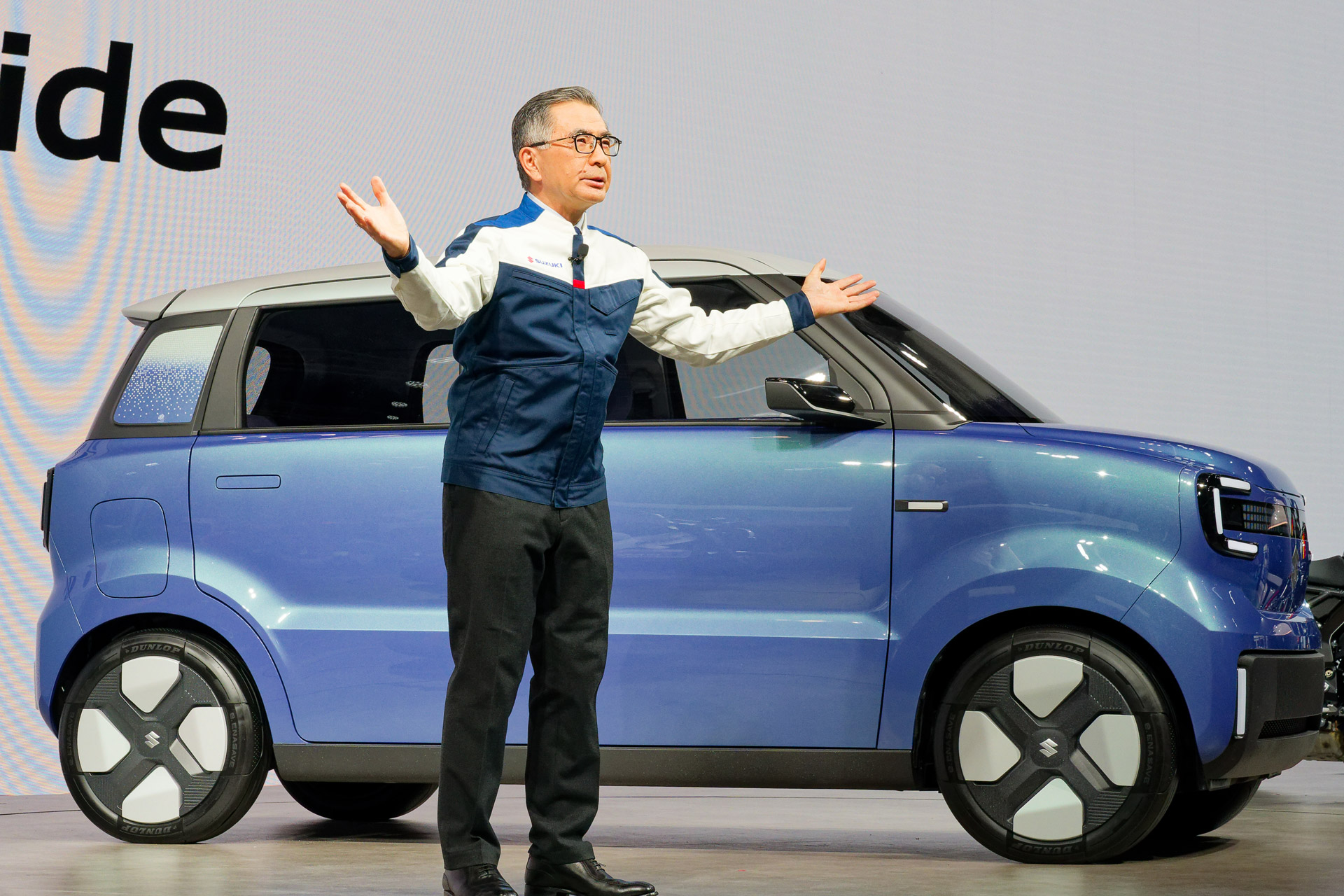 軽乗用BEV「Vision e-Sky」について紹介するスズキ株式会社 代表取締役社長の鈴木俊宏氏