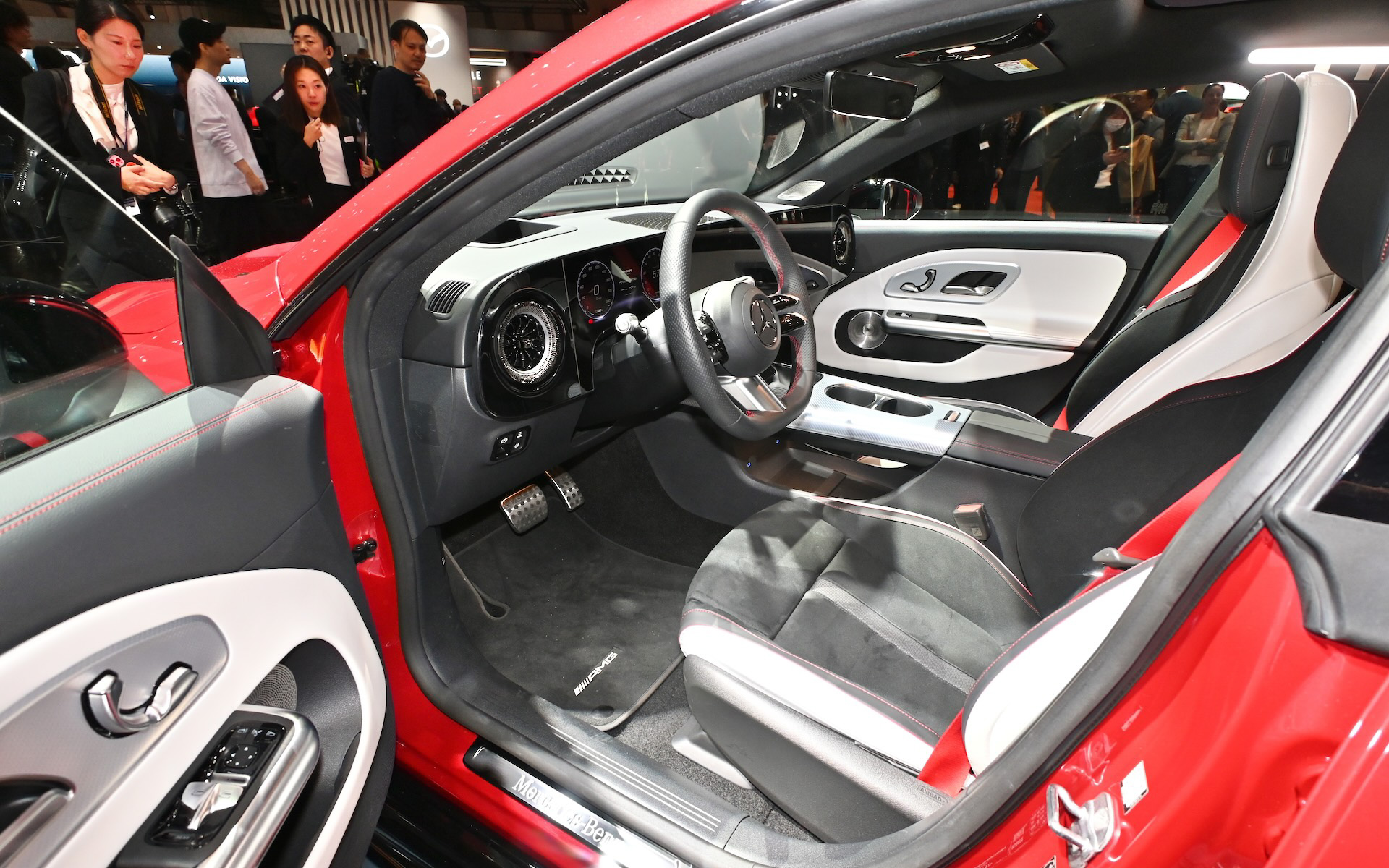 現行モデルよりシンプルに仕上がられた印象