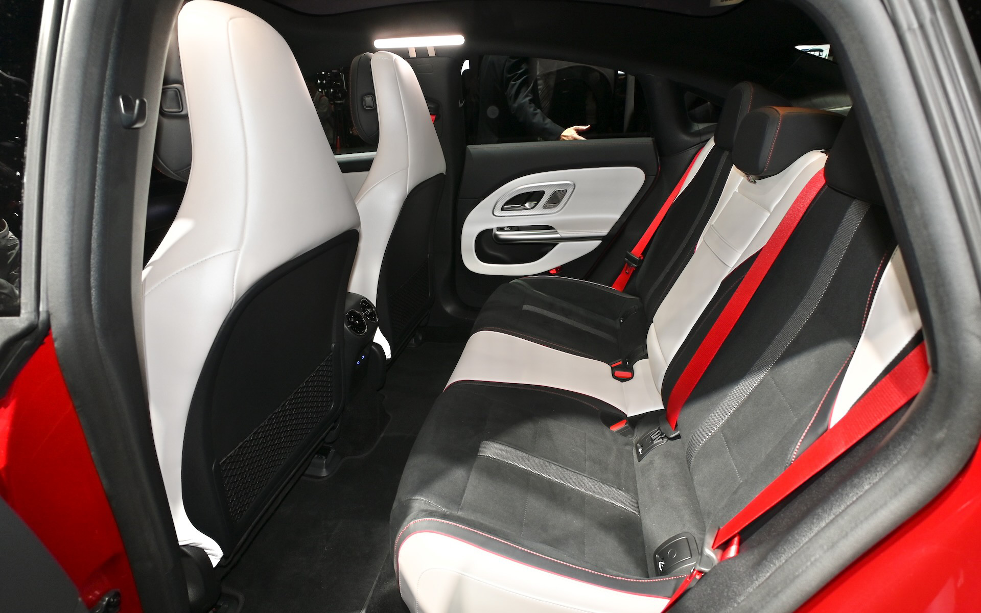 現行モデルよりシンプルに仕上がられた印象