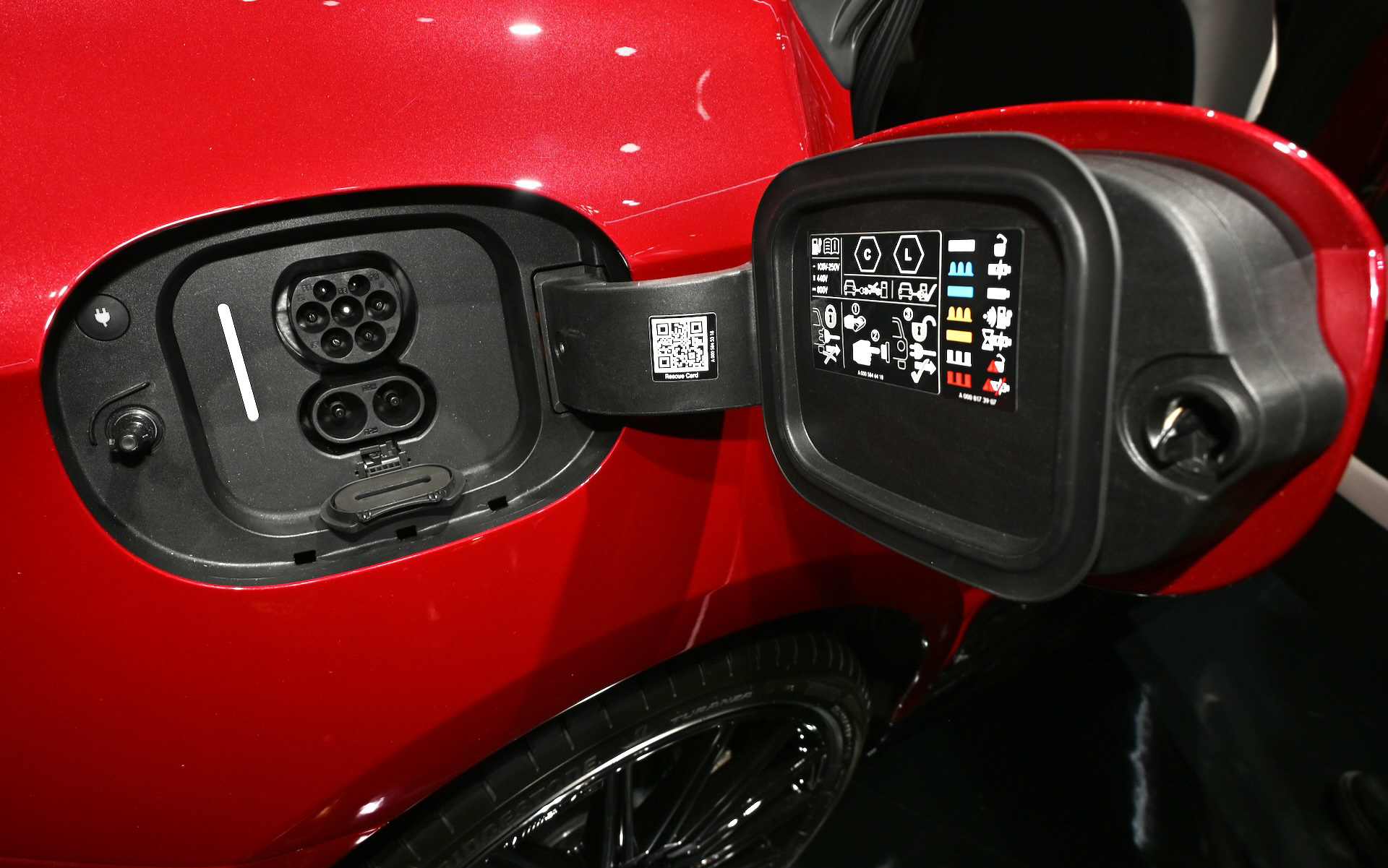 右リアフェンダーに設けられた充電口