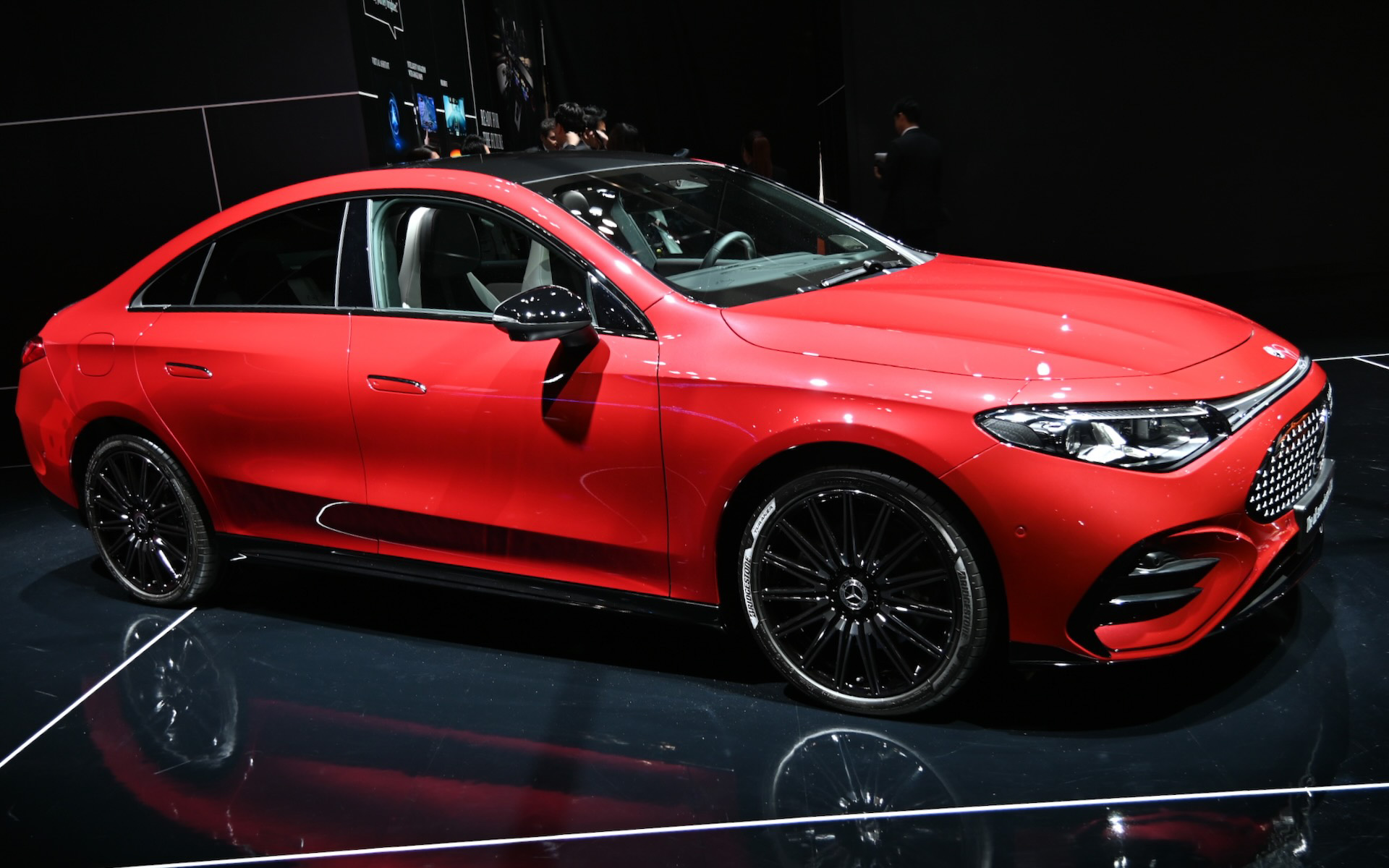 新型CLAの外装。スリーポインテッドマークの前後ライトが目立つ