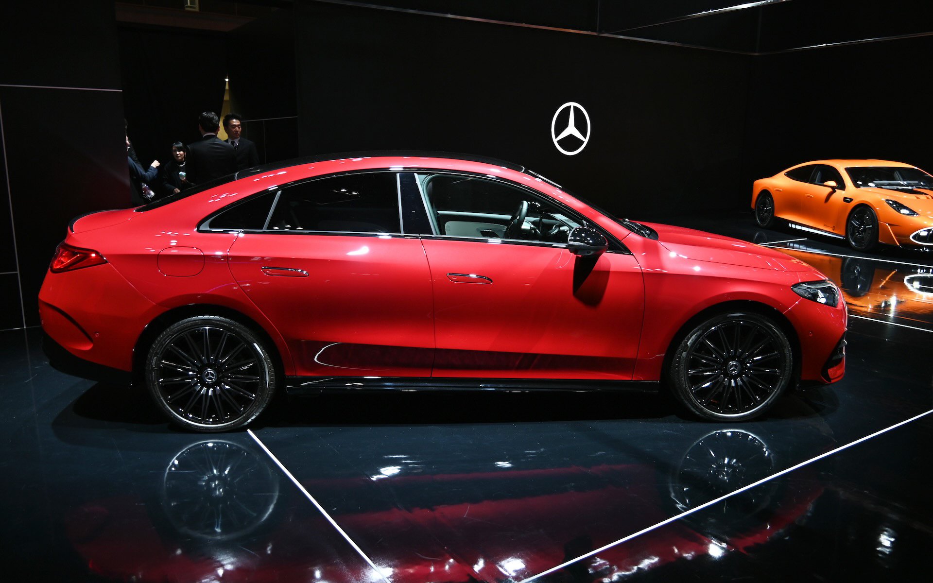 新型CLAの外装。スリーポインテッドマークの前後ライトが目立つ