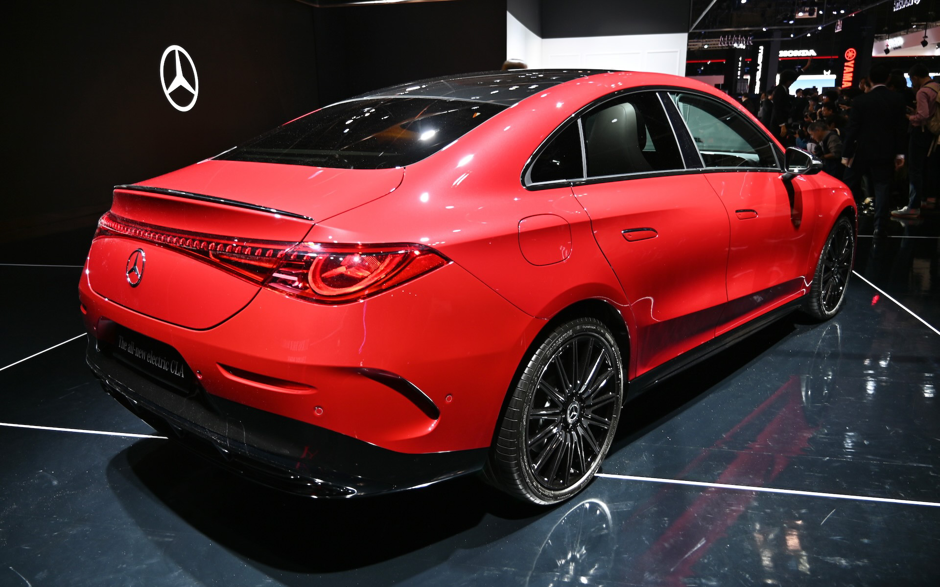 新型CLAの外装。スリーポインテッドマークの前後ライトが目立つ