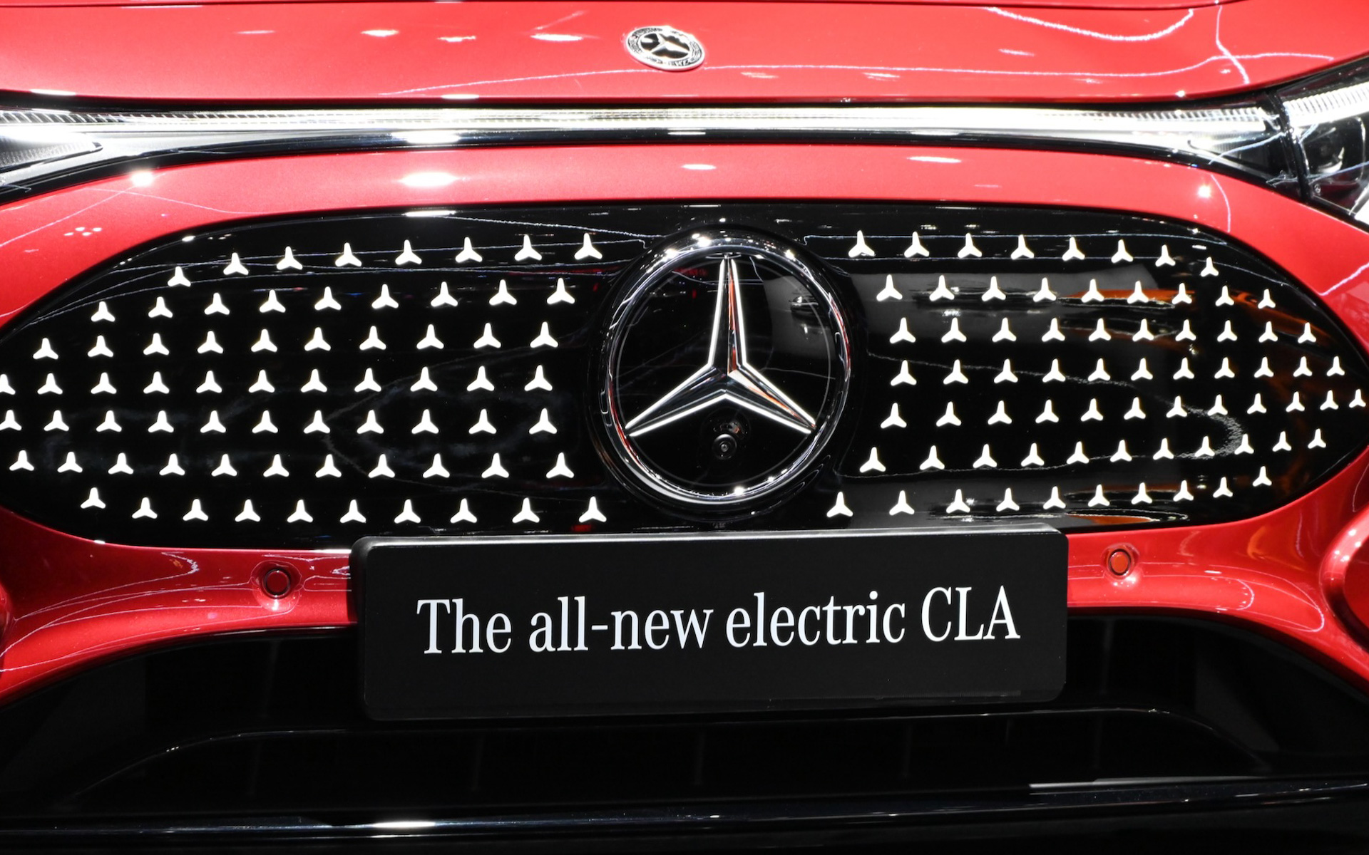 新型CLAの外装。スリーポインテッドマークの前後ライトが目立つ