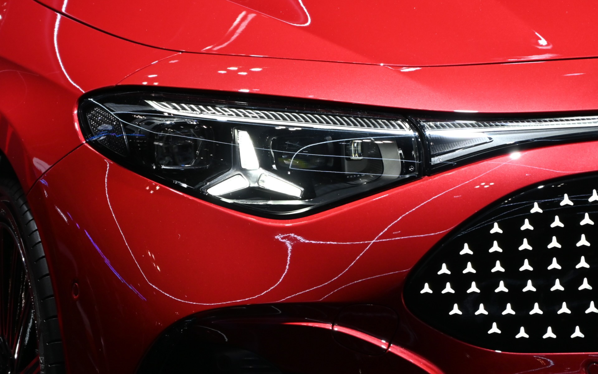 新型CLAの外装。スリーポインテッドマークの前後ライトが目立つ