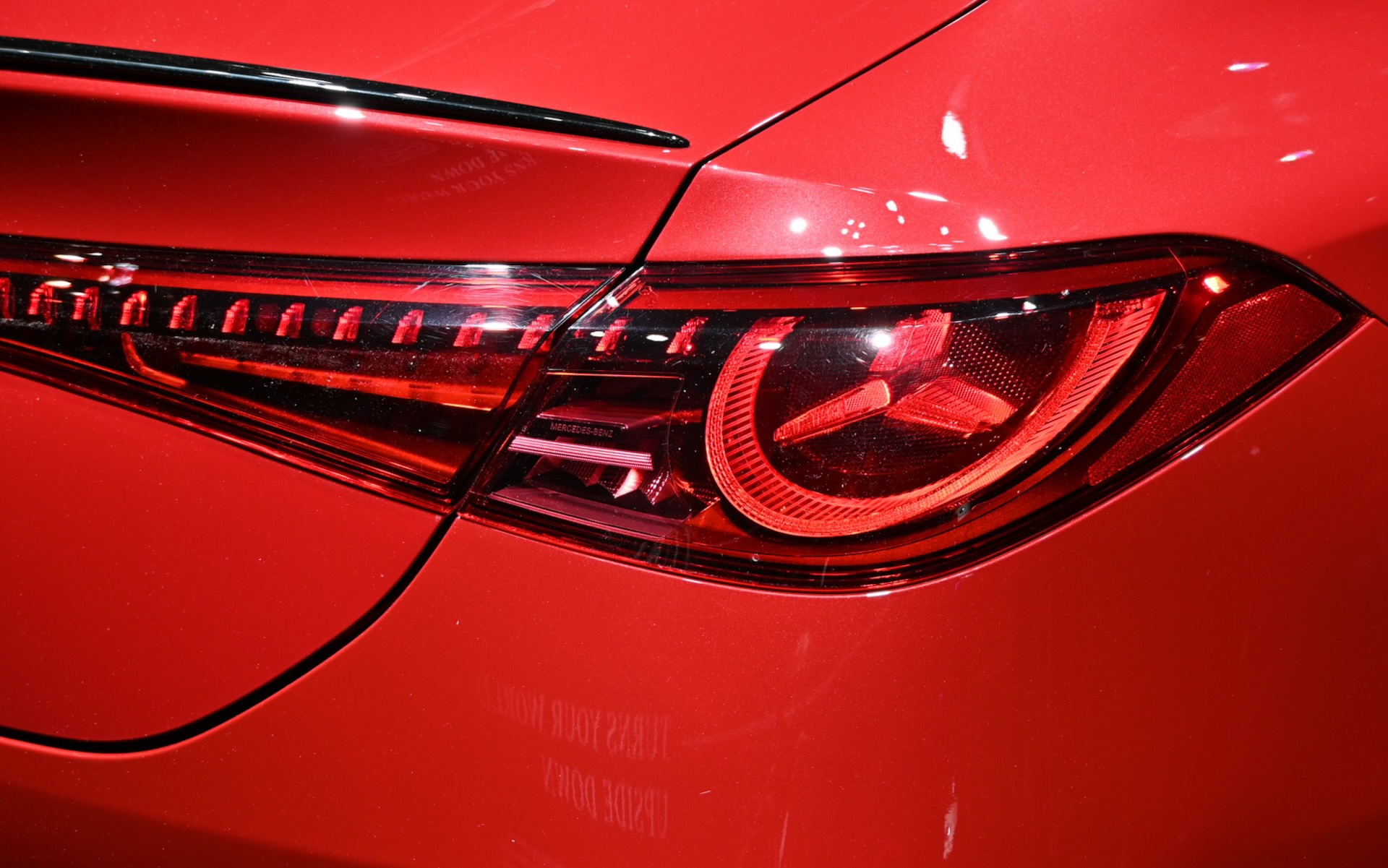 新型CLAの外装。スリーポインテッドマークの前後ライトが目立つ