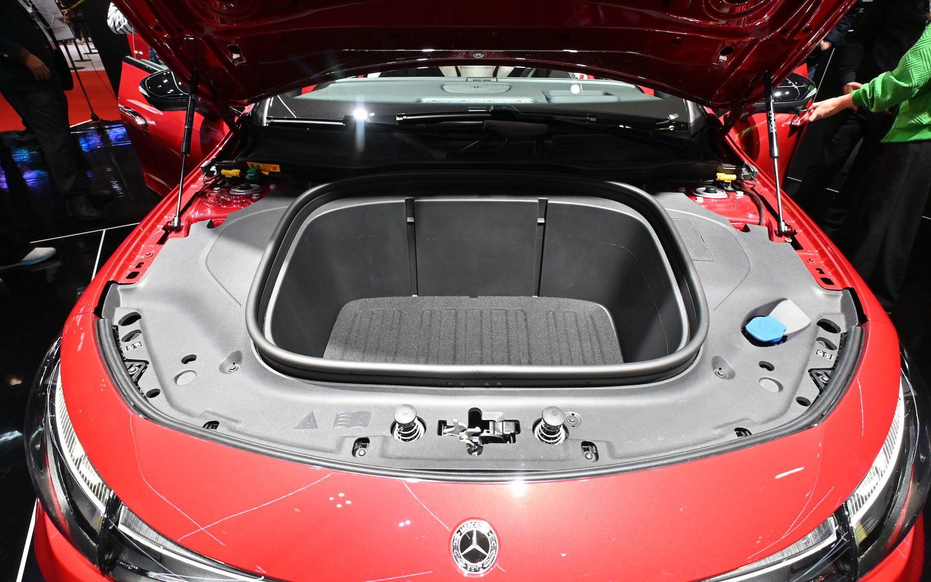 CLAのフロントボンネット内のラゲッジスペース。