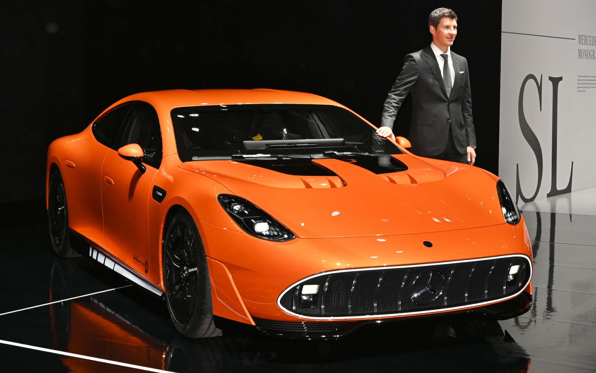 コンセプトAMG GT XXを紹介するメルセデスAMG・CEO兼メルセデス・ベンツ トップエンドモデル部門責任者のミヒャエル・シーべ氏（奥）