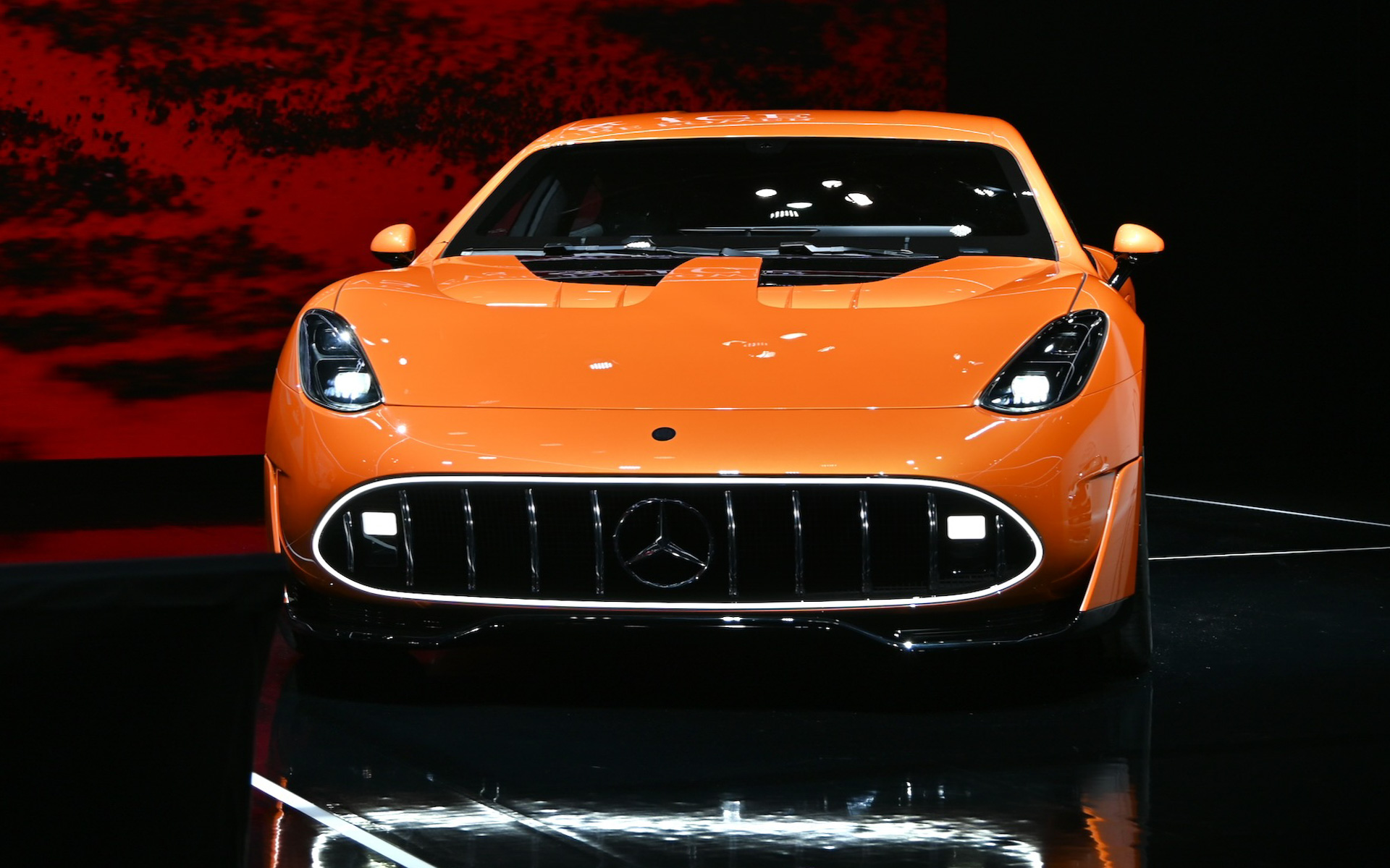 コンセプトAMG GT XXを紹介するメルセデスAMG・CEO兼メルセデス・ベンツ トップエンドモデル部門責任者のミヒャエル・シーべ氏（奥）