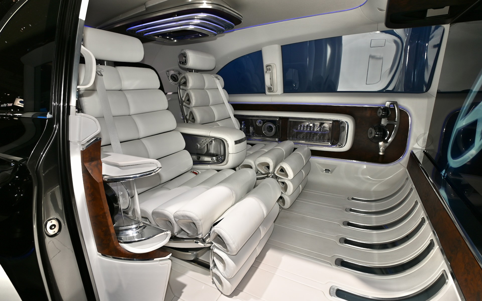 ユニークで豪華な内外装を誇る