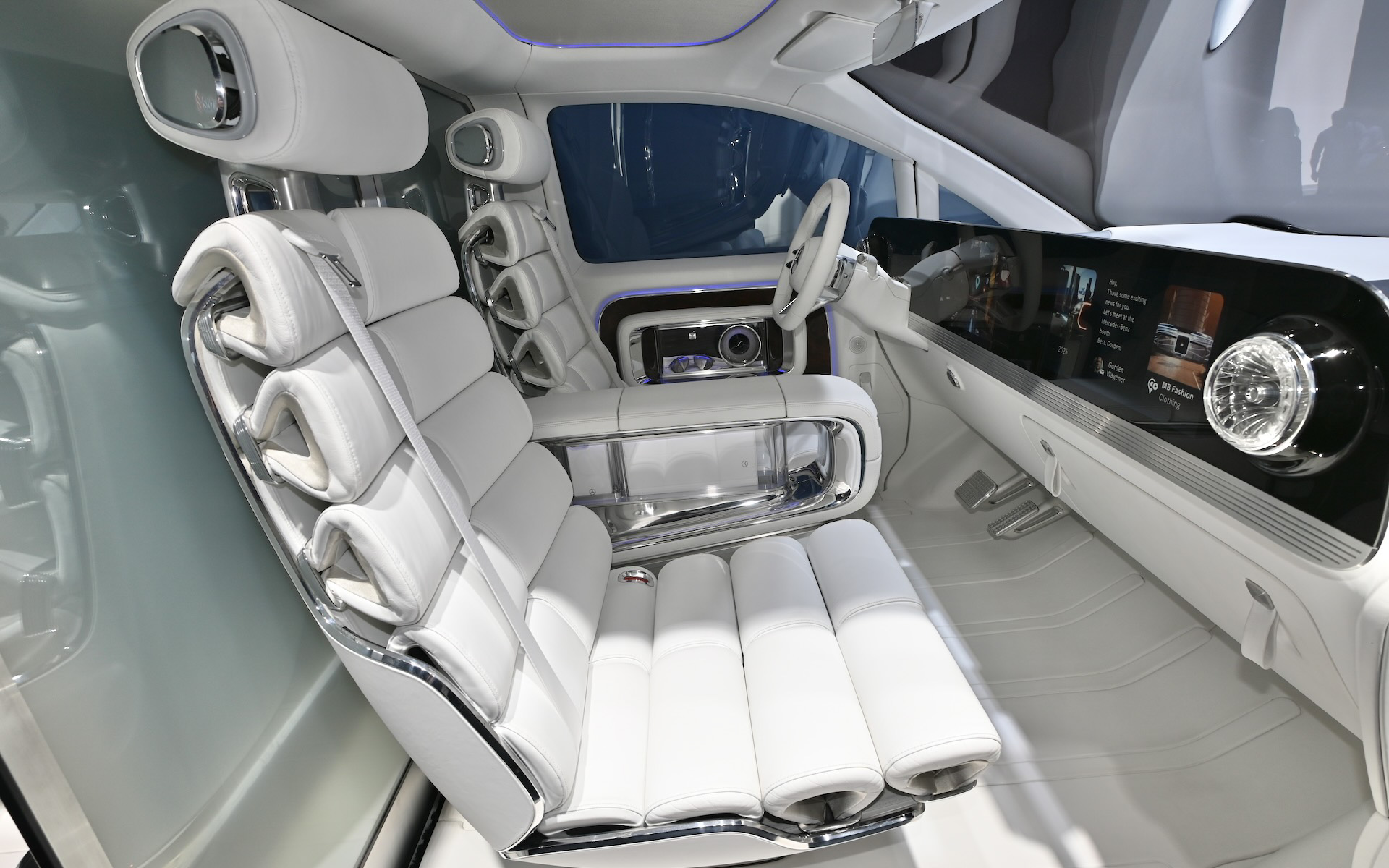 ユニークで豪華な内外装を誇る