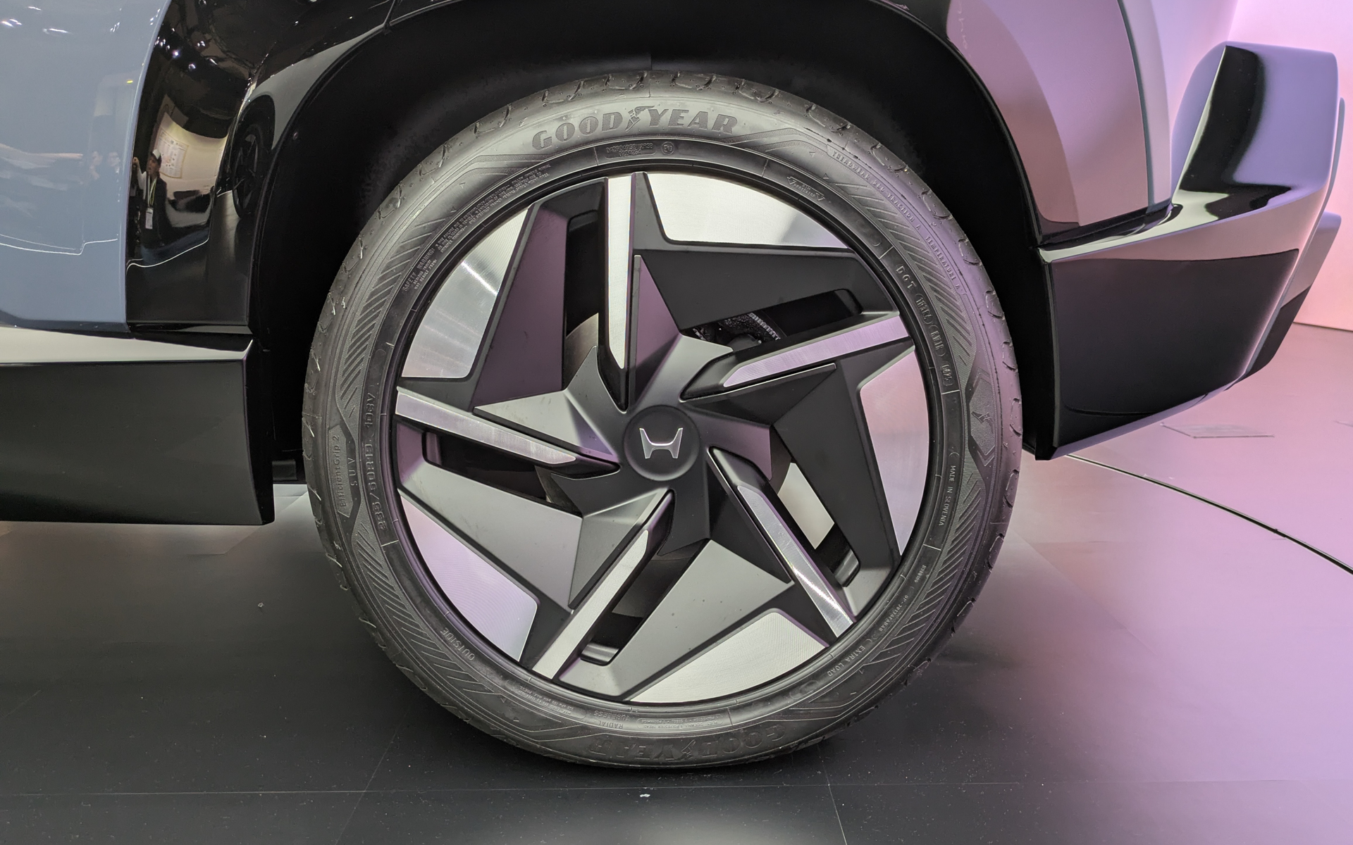 展示車の装着タイヤはグッドイヤーの「エフィシェントグリップ 2 SUV」でサイズは前後とも235/50R19