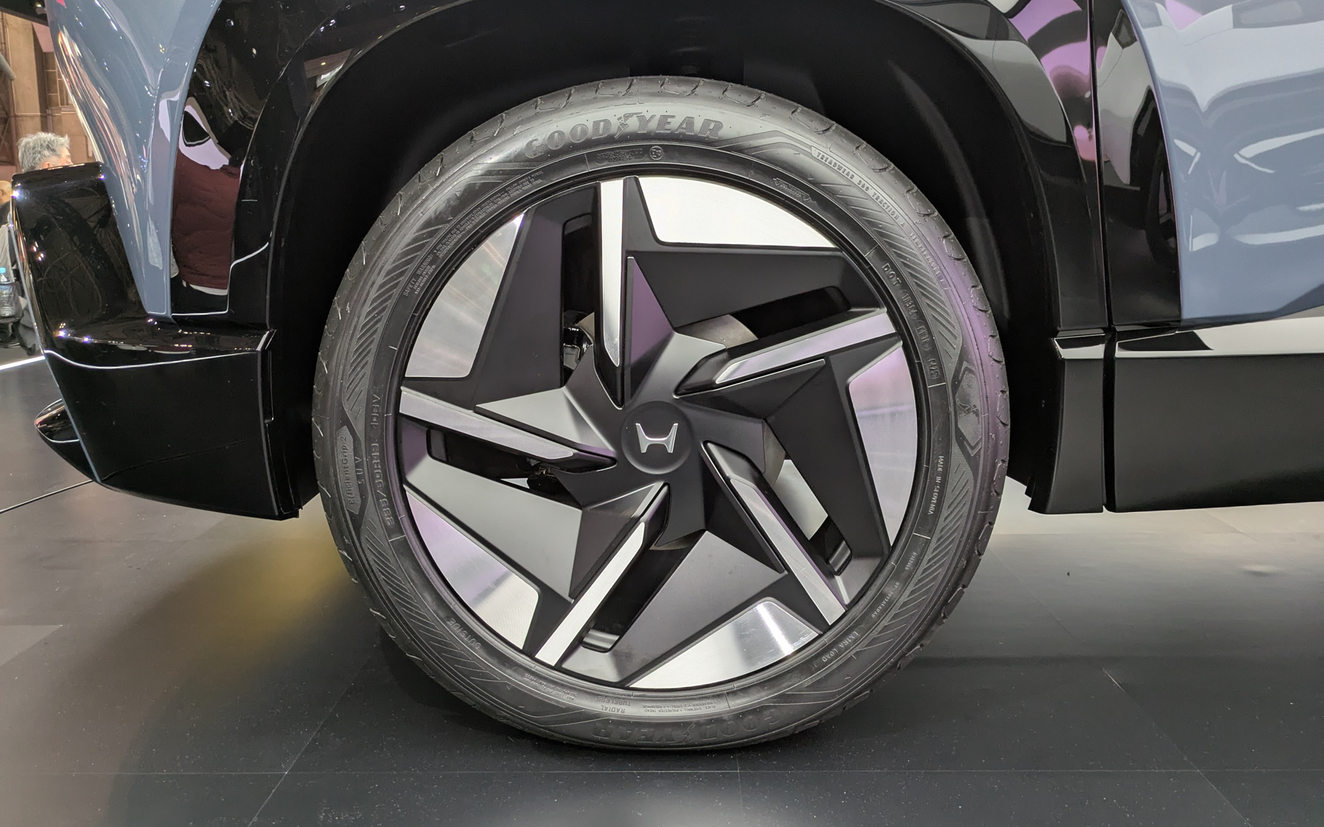 展示車の装着タイヤはグッドイヤーの「エフィシェントグリップ 2 SUV」でサイズは前後とも235/50R19