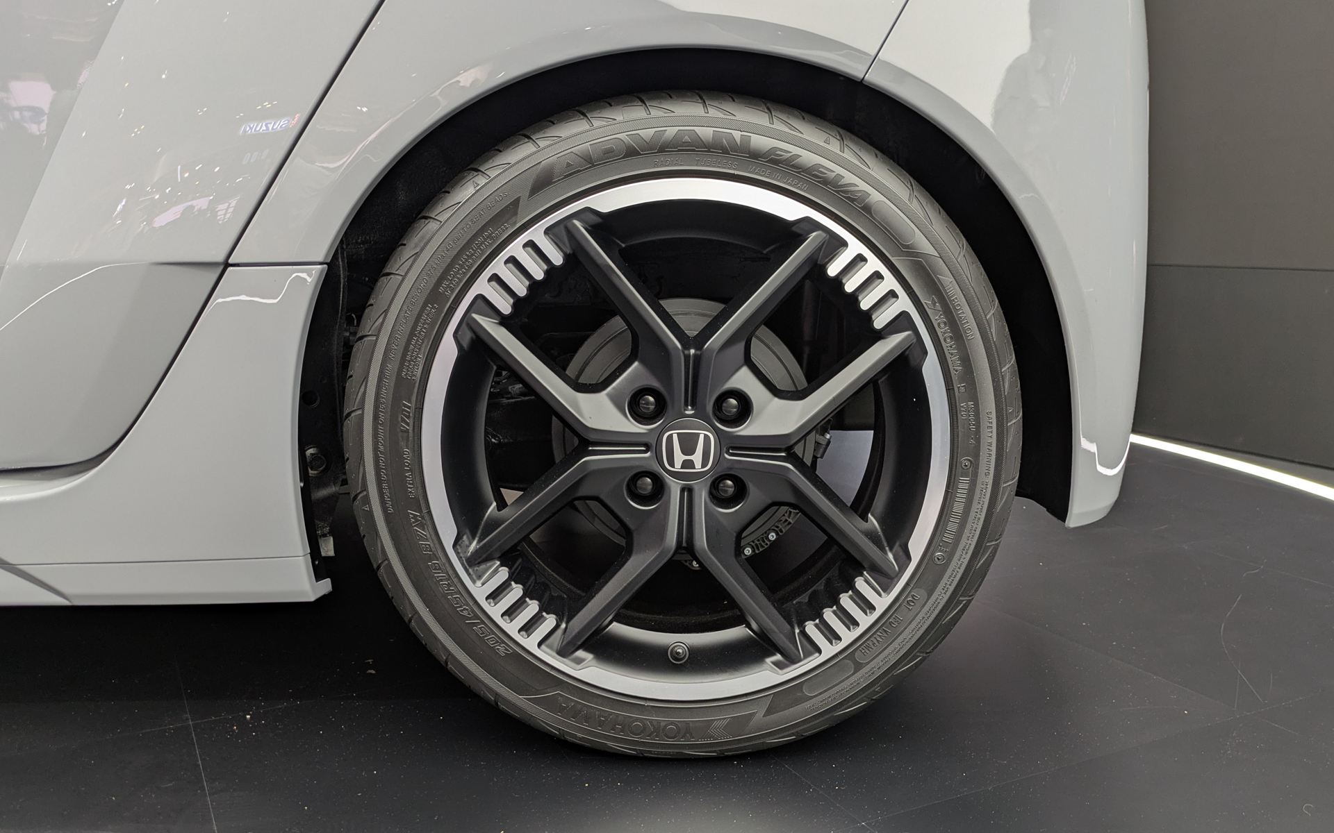 展示車両の装着タイヤは横浜ゴムの「ADVAN FLEVA」サイズは205/45R16