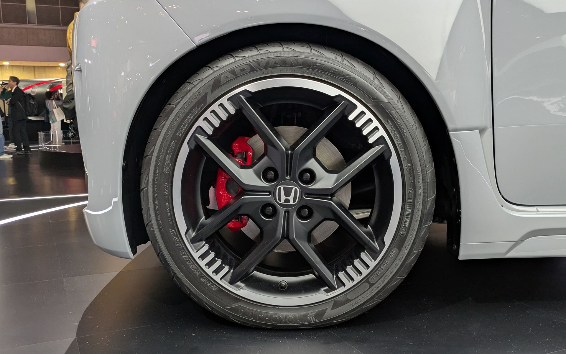 展示車両の装着タイヤは横浜ゴムの「ADVAN FLEVA」サイズは205/45R16