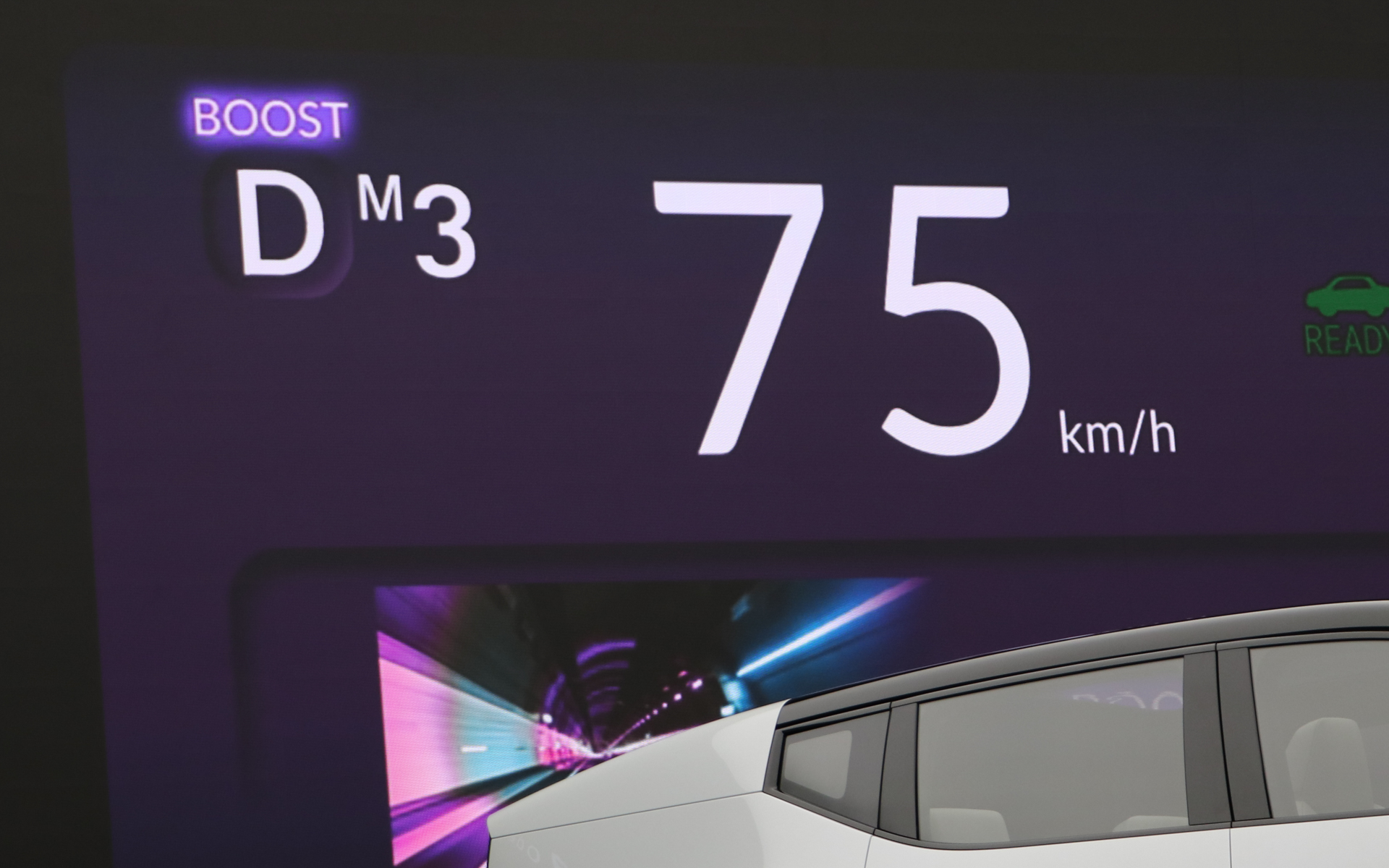 ジャパンモビリティショー2025のプレスカンファレンスのモニターに表示された「BOOSTモード」のメーター表示イメージ