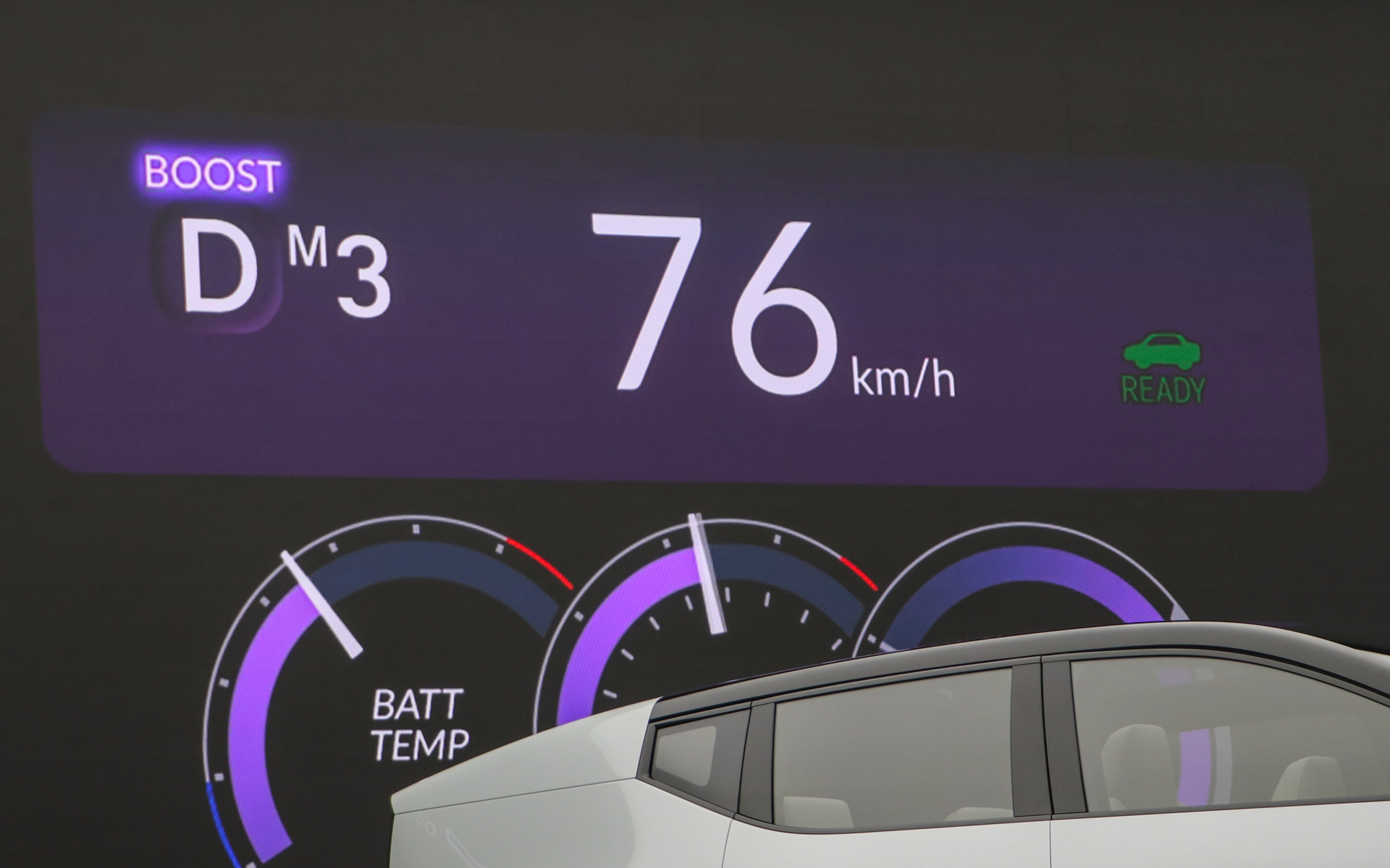 プレスカンファレンスで映し出された「BOOSTモード」のメーター表示イメージ