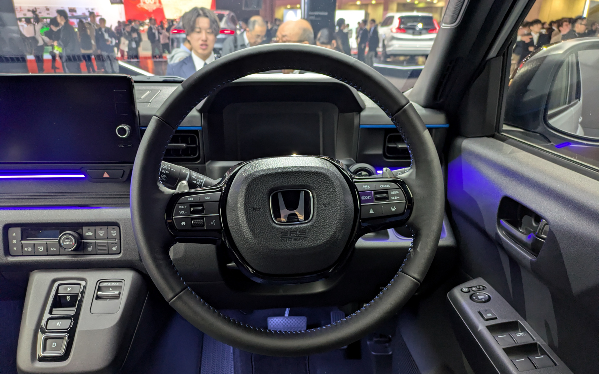 ステアリングにはシフトパドルが備わる