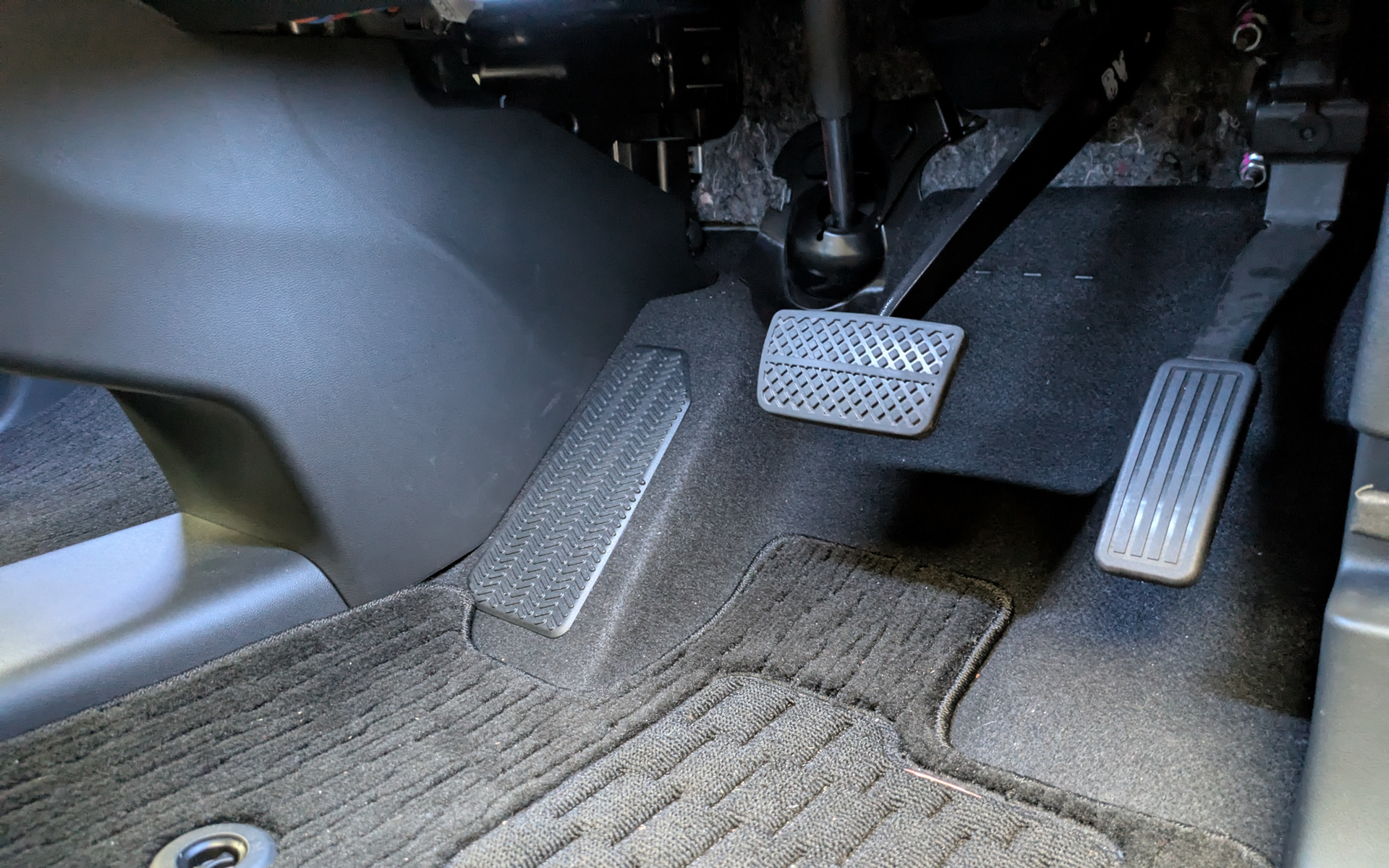 アクセルとブレーキの2ペダル