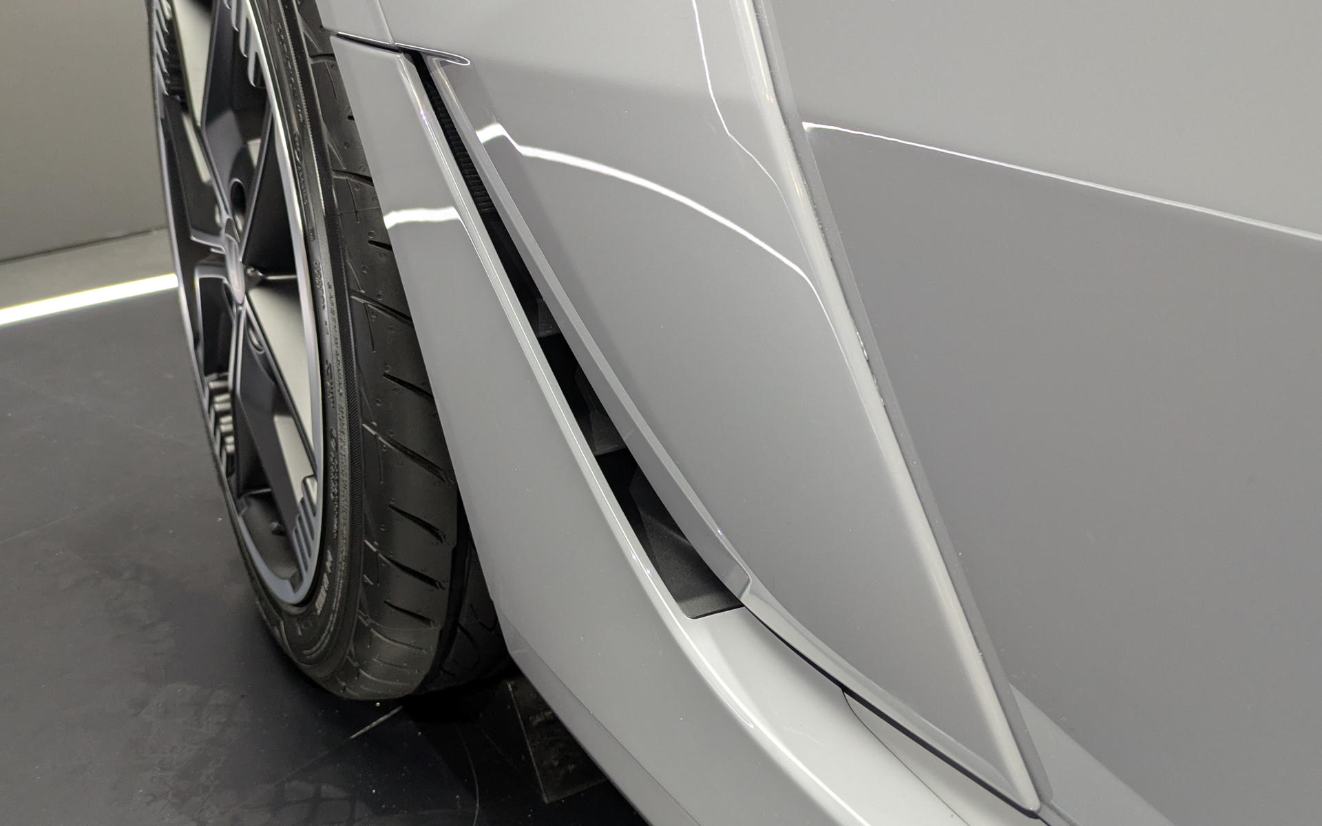 前後のワイドフェンダー下部にはスリットも設けられていて、ボディサイドの空気を整流してくれる